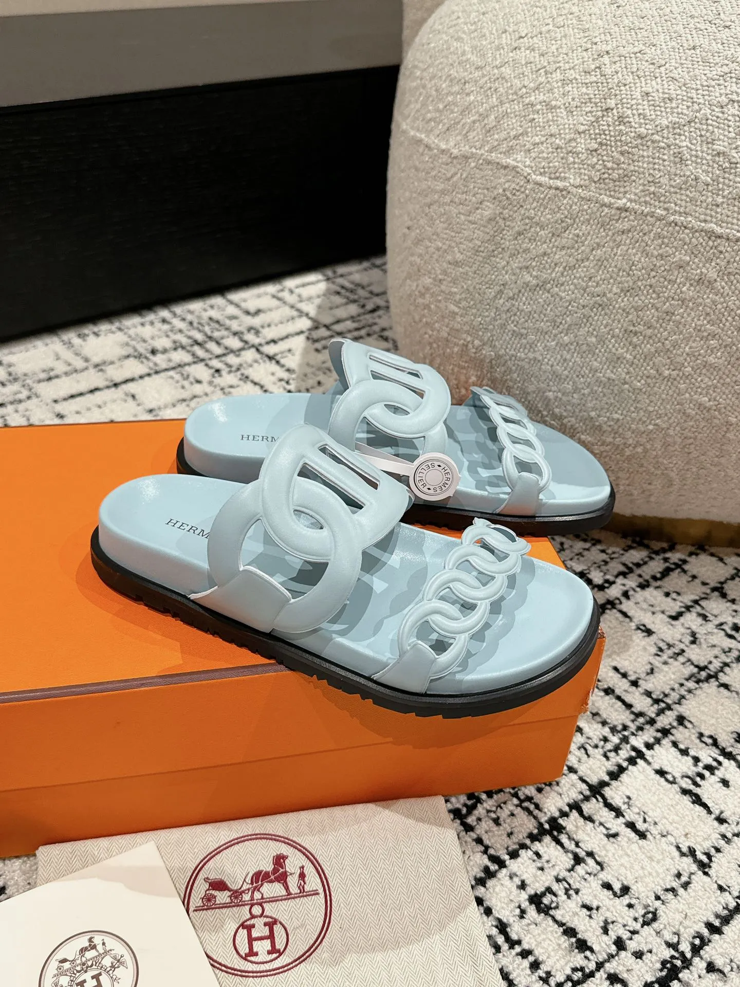 HERMES 新作豚鼻デザインの二舅ミュール ライトブルー - 画像 (3)