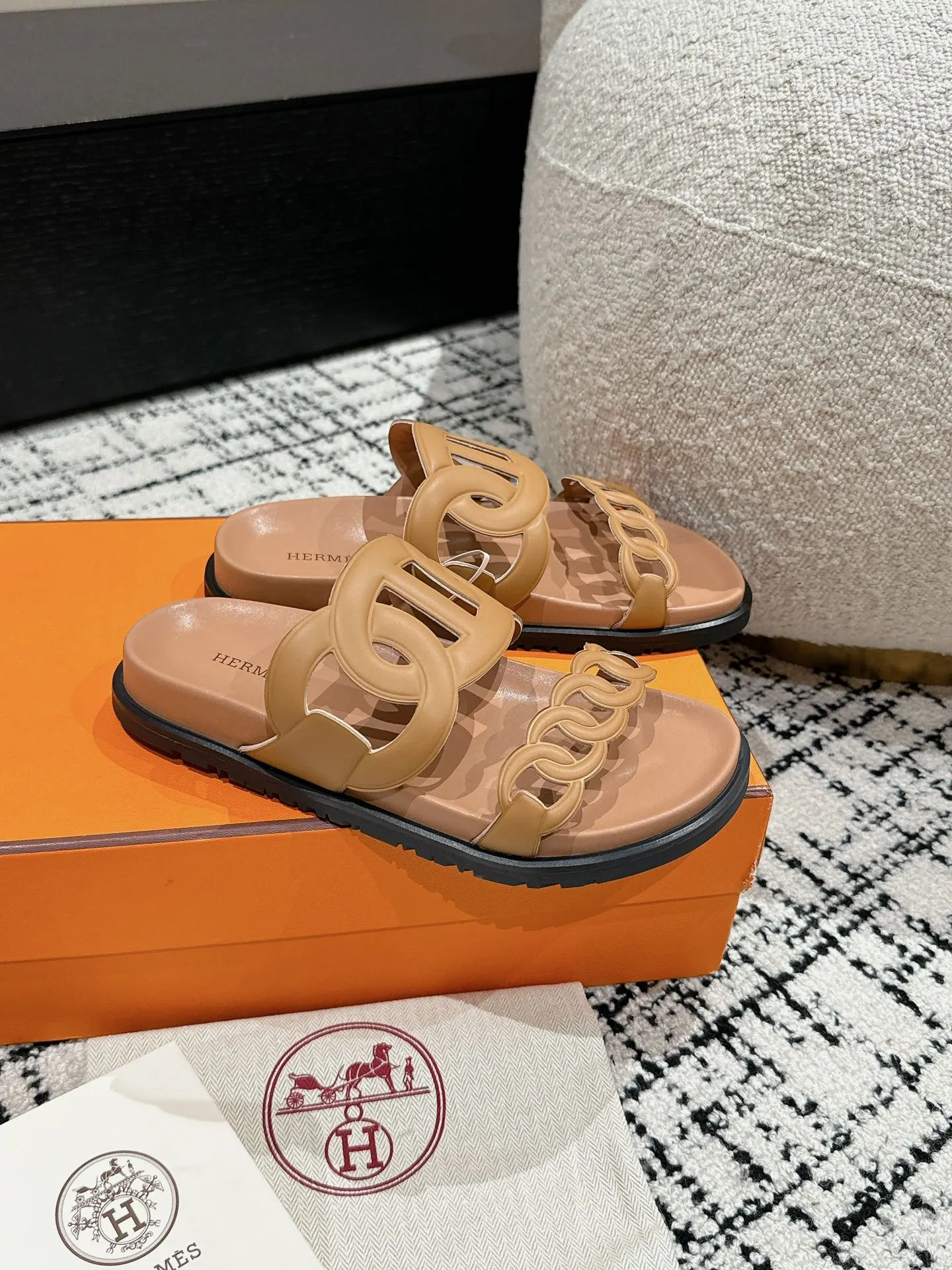 HERMES 豚鼻デザインの二舅ミュール 新作 茶色 - 画像 (3)