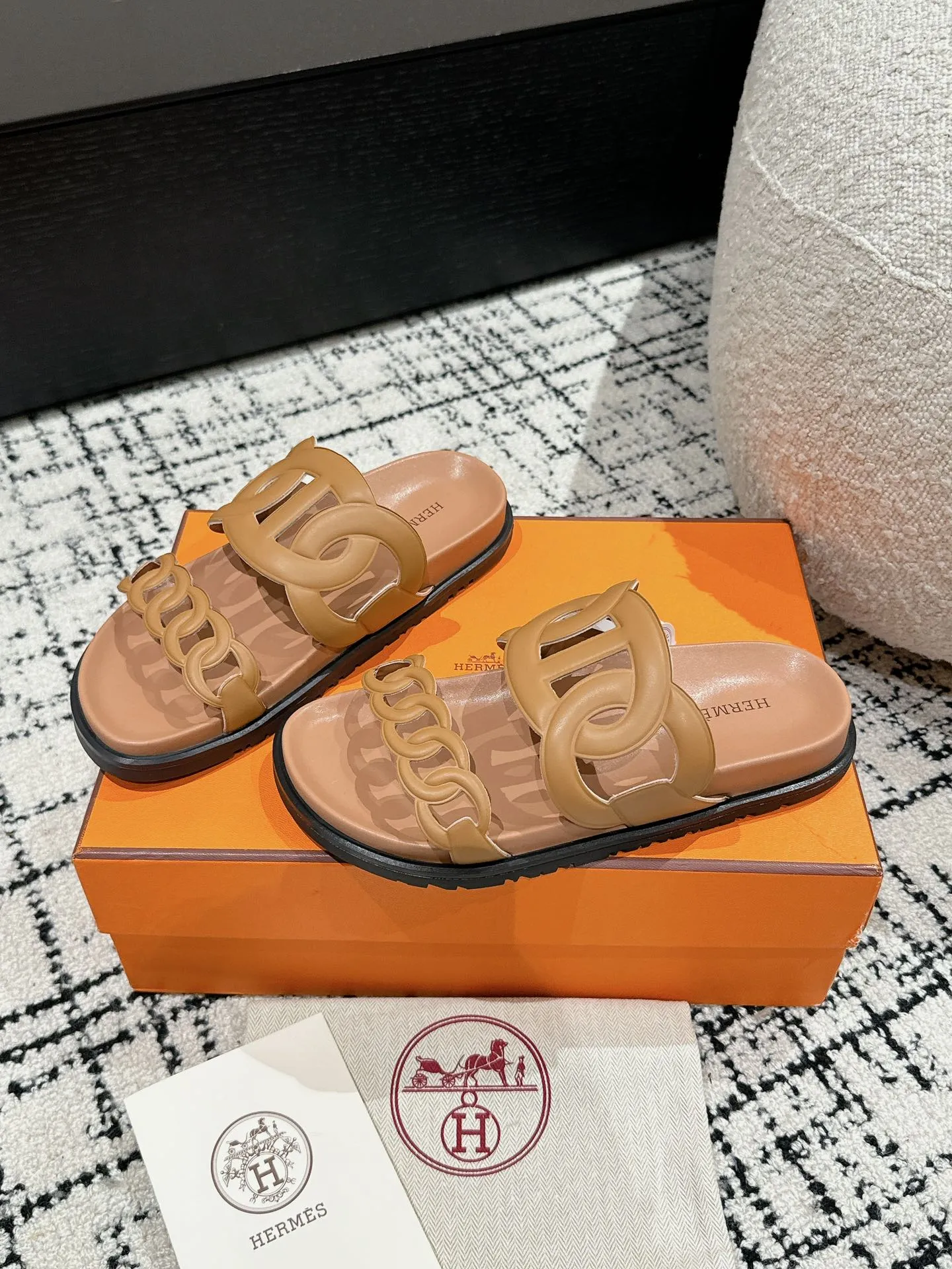 HERMES 豚鼻デザインの二舅ミュール 新作 茶色 - 画像 (4)