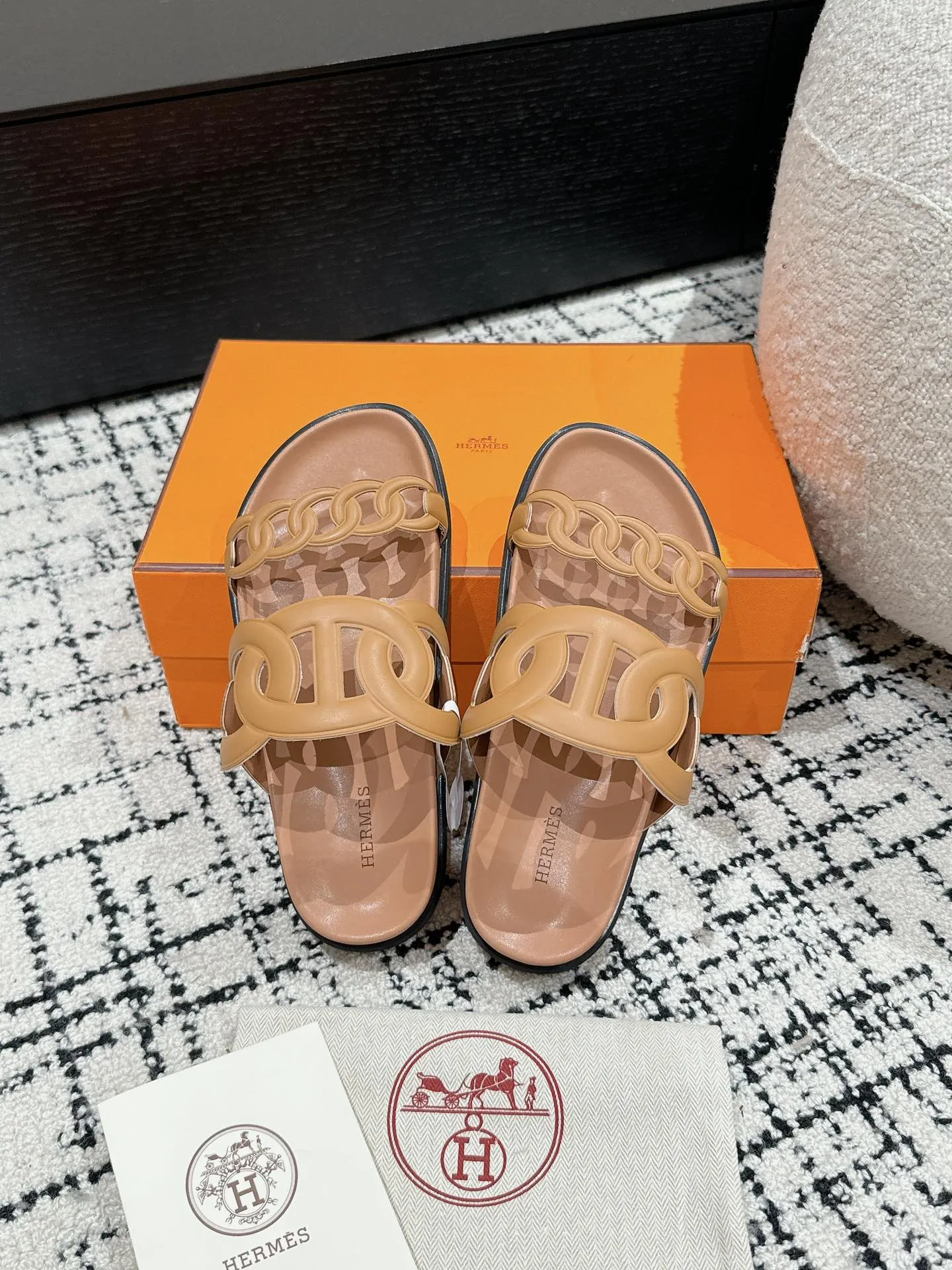 HERMES 豚鼻デザインの二舅ミュール 新作 茶色 - 画像 (5)