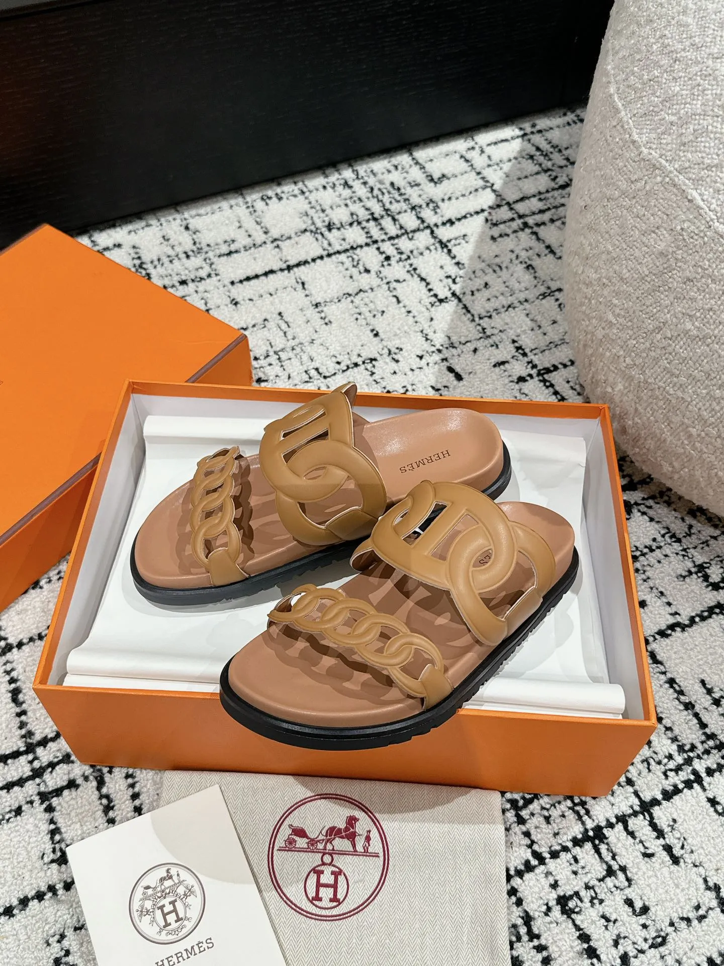 HERMES 豚鼻デザインの二舅ミュール 新作 茶色 - 画像 (6)