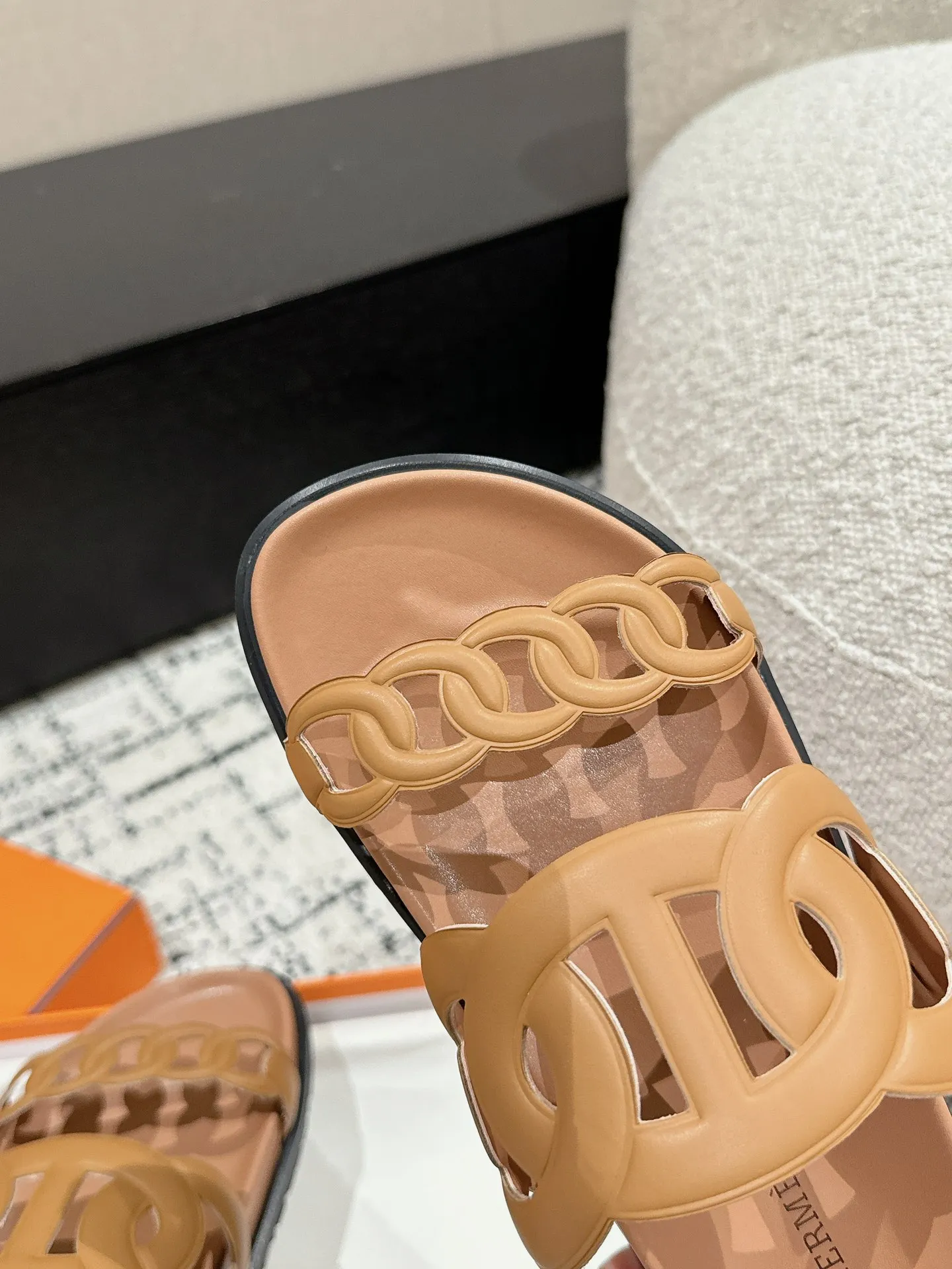 HERMES 豚鼻デザインの二舅ミュール 新作 茶色 - 画像 (7)