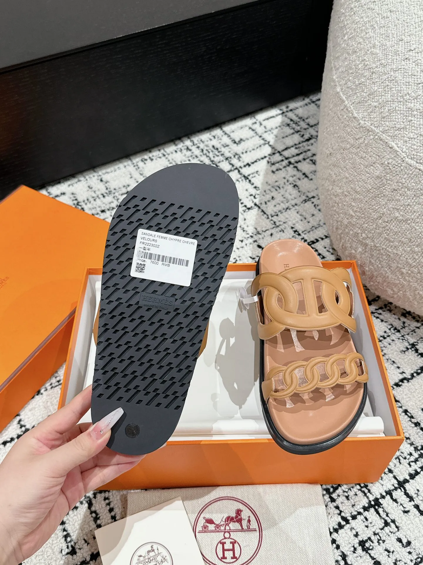 HERMES 豚鼻デザインの二舅ミュール 新作 茶色 - 画像 (10)