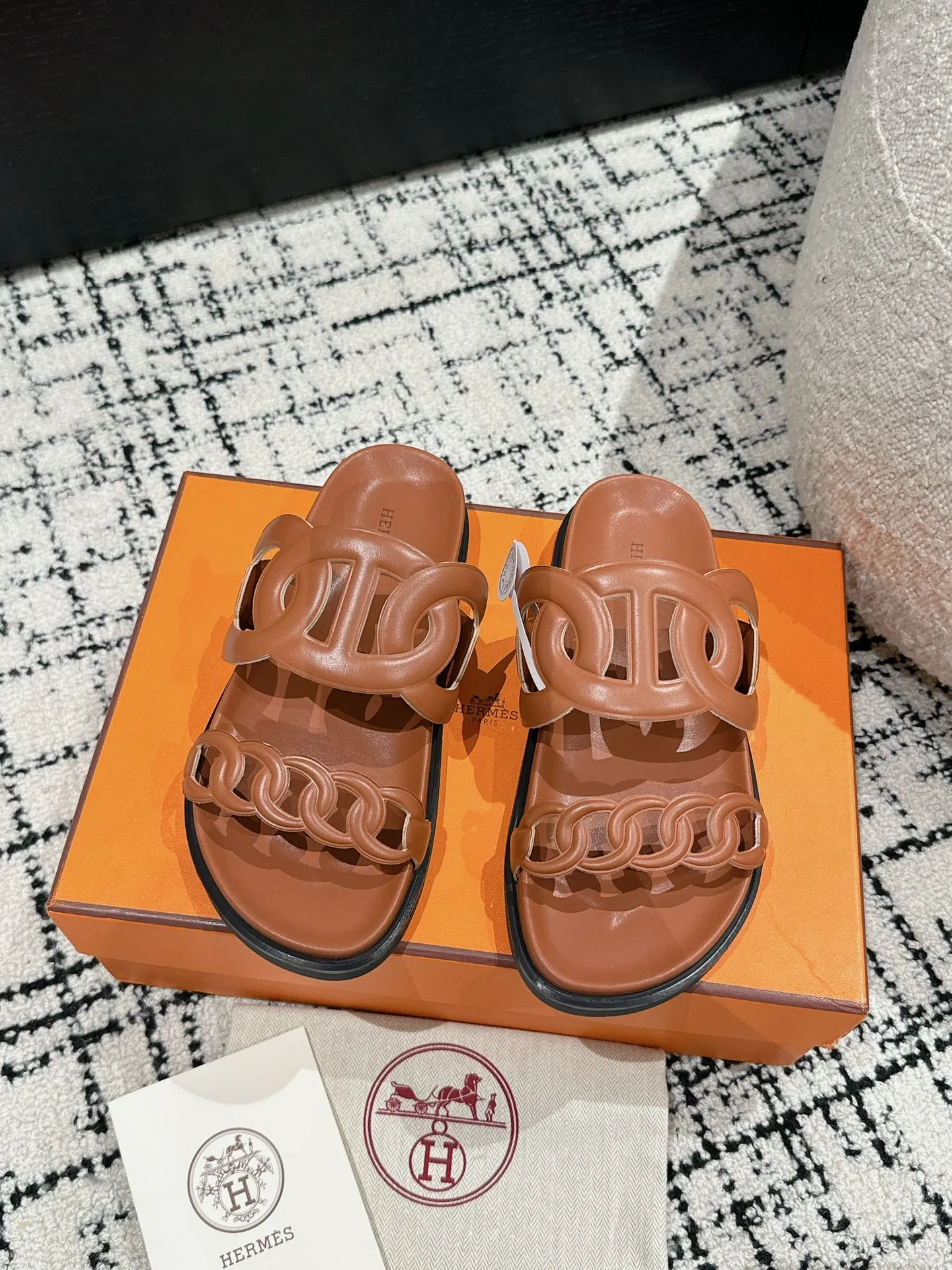 HERMES 新作豚鼻デザインの二舅ミュール 茶色