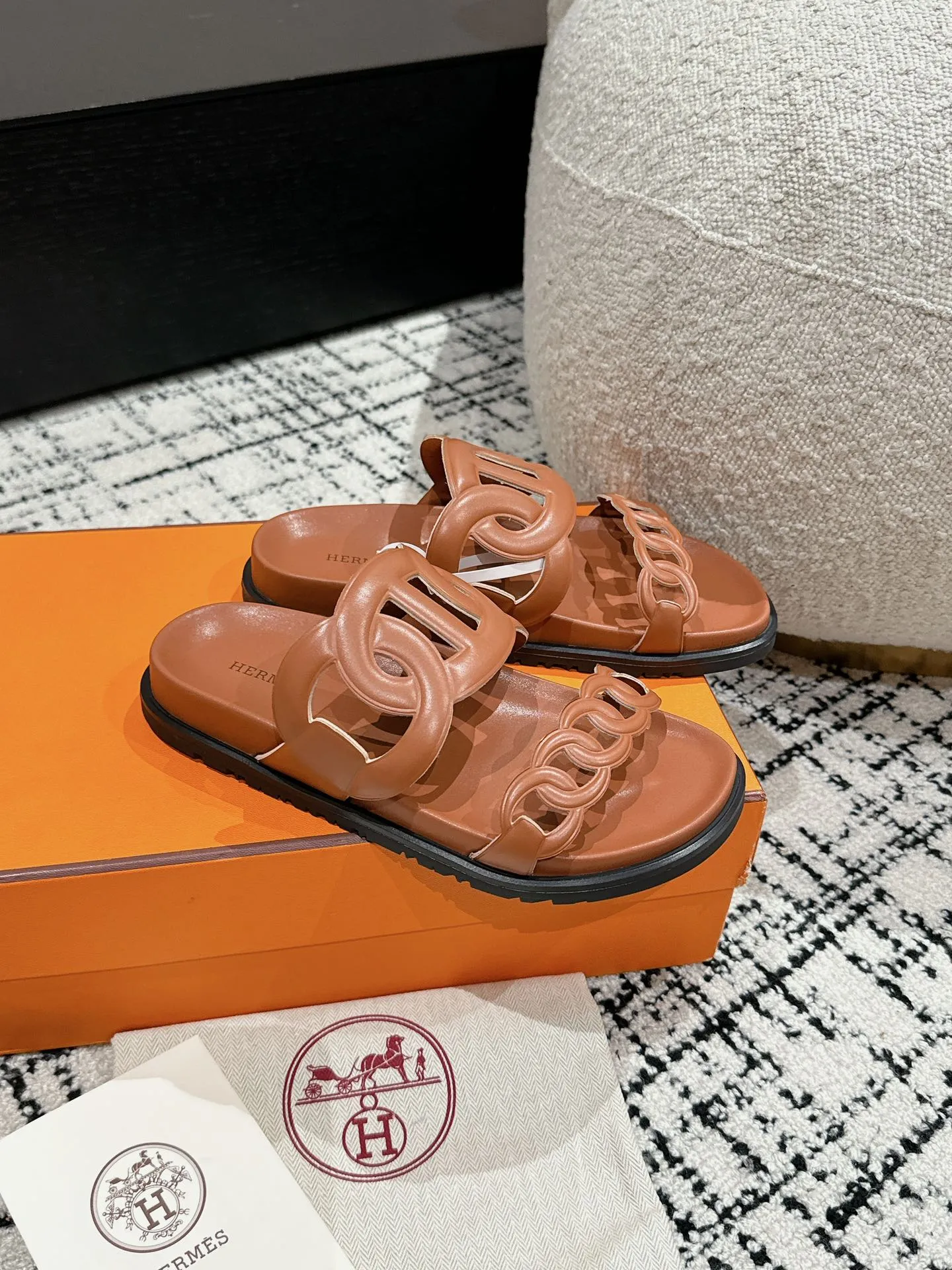 HERMES 新作豚鼻デザインの二舅ミュール 茶色 - 画像 (3)