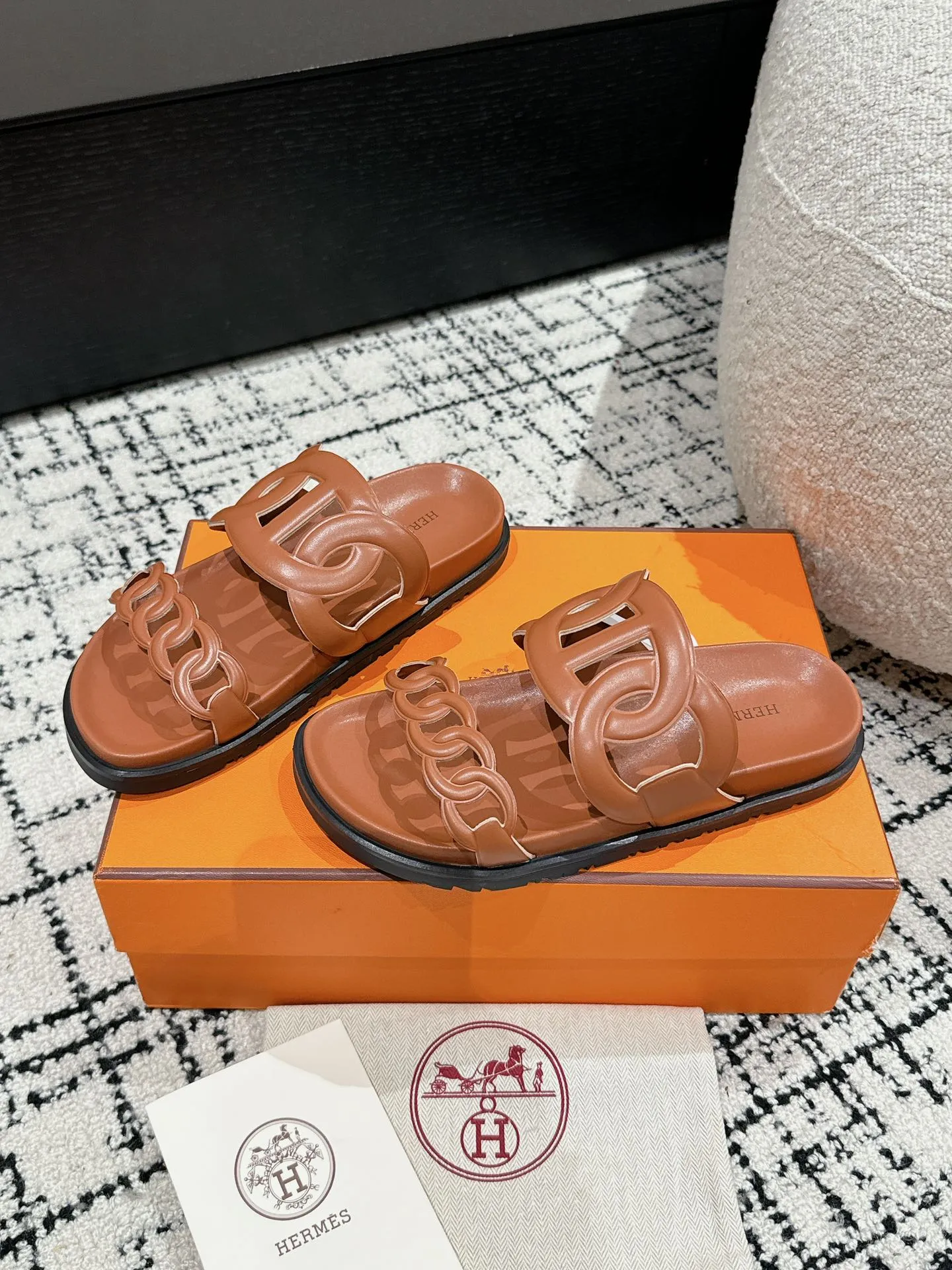 HERMES 新作豚鼻デザインの二舅ミュール 茶色 - 画像 (4)