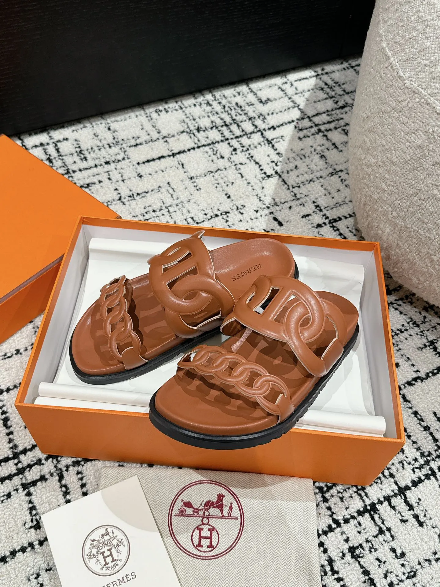 HERMES 新作豚鼻デザインの二舅ミュール 茶色 - 画像 (6)