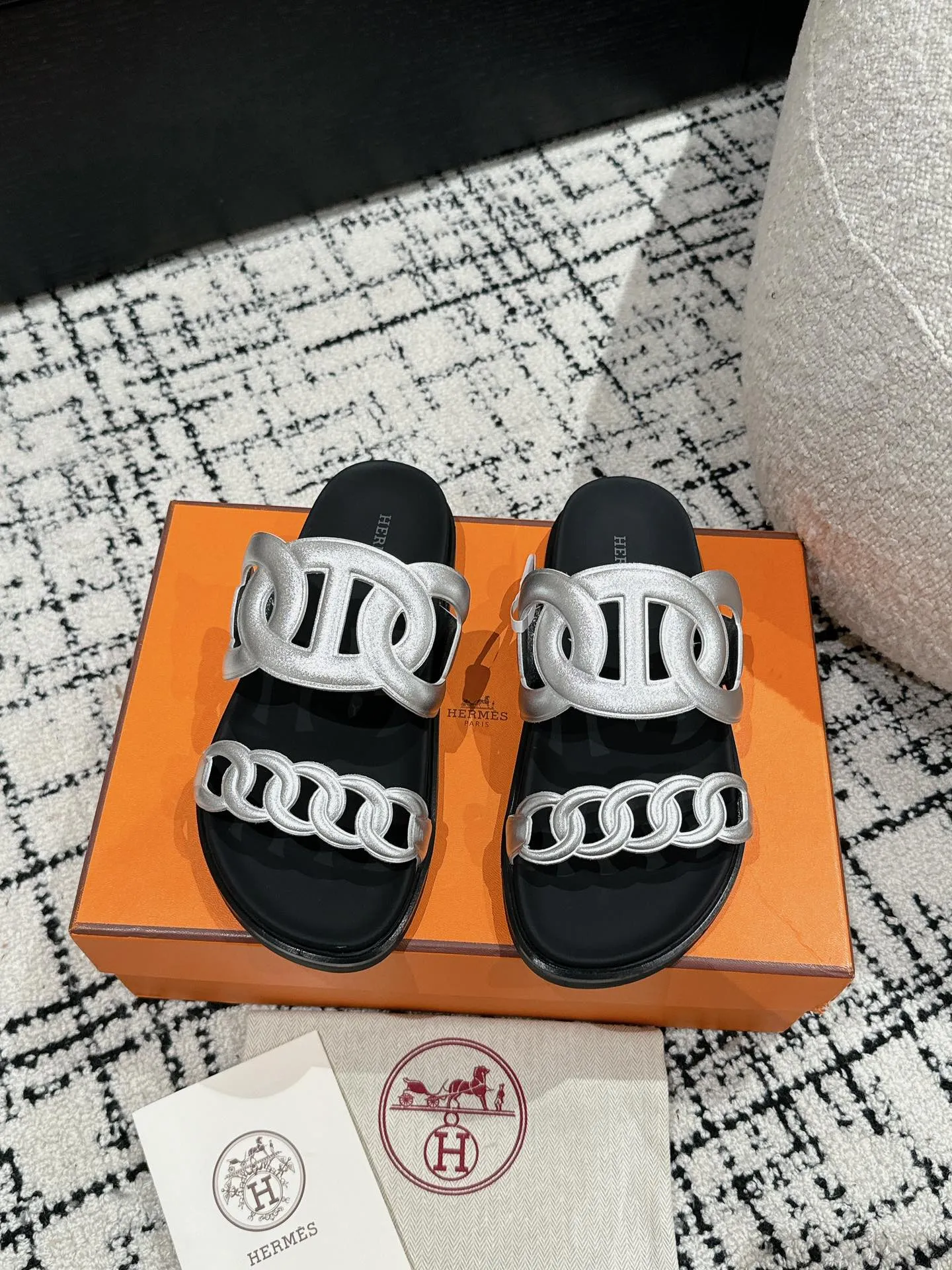 HERMES 愛馬仕 新作豚鼻デザインの二舅ミュール