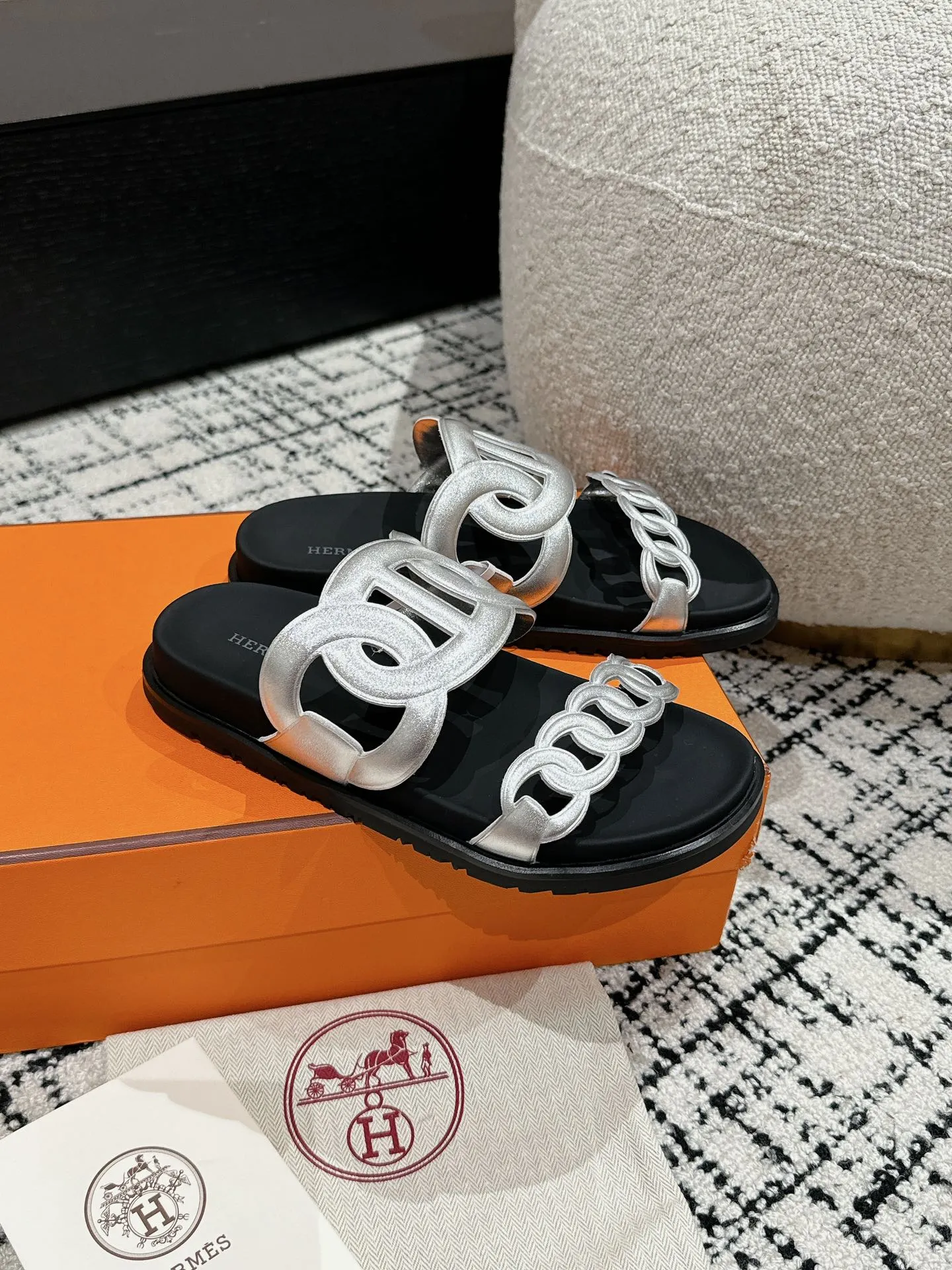 HERMES 愛馬仕 新作豚鼻デザインの二舅ミュール - 画像 (3)