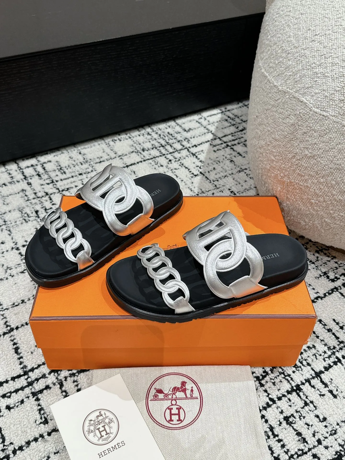 HERMES 愛馬仕 新作豚鼻デザインの二舅ミュール - 画像 (4)