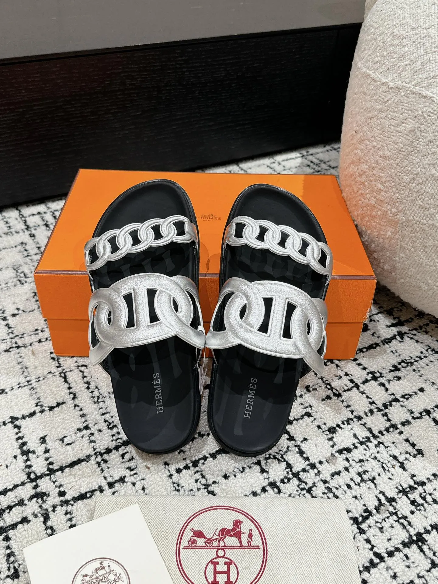 HERMES 愛馬仕 新作豚鼻デザインの二舅ミュール - 画像 (5)