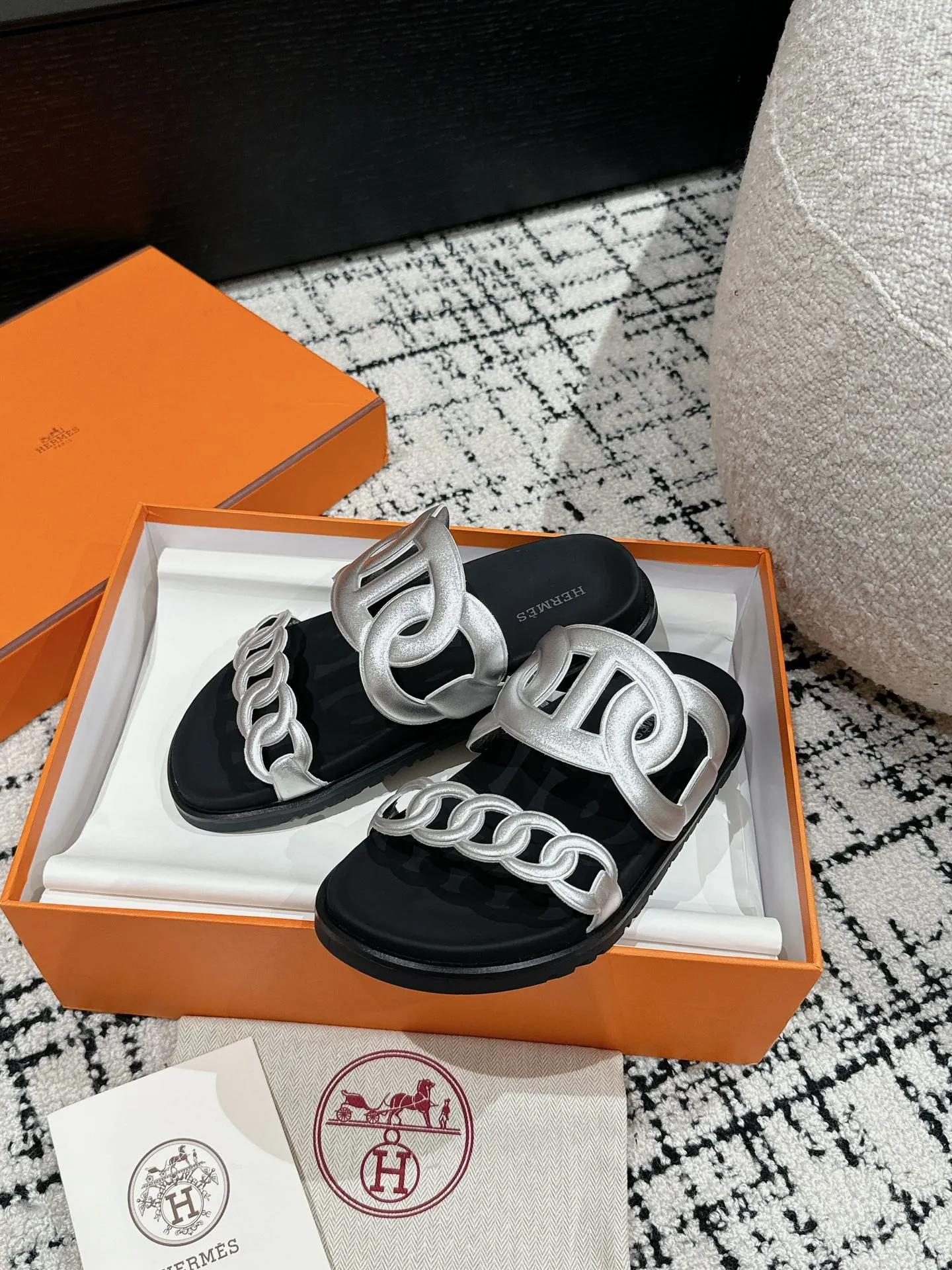 HERMES 愛馬仕 新作豚鼻デザインの二舅ミュール - 画像 (6)