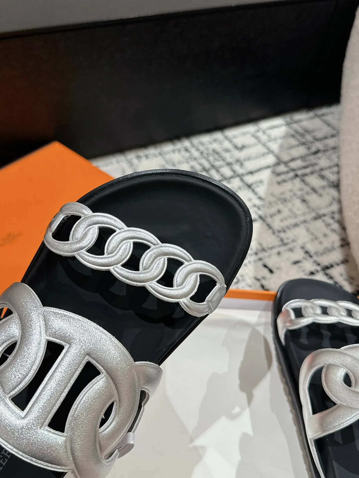 HERMES 愛馬仕 新作豚鼻デザインの二舅ミュール - 画像 (7)