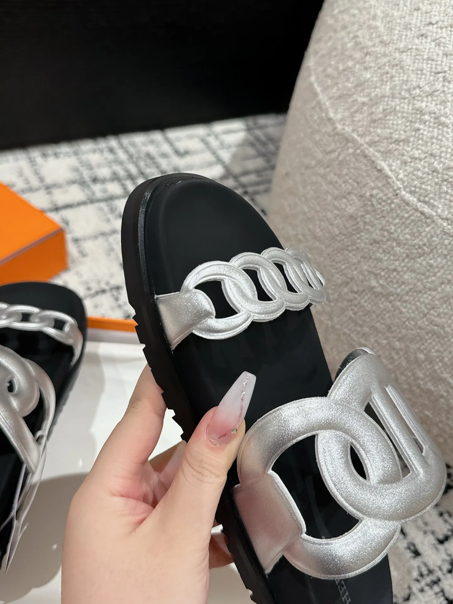 HERMES 愛馬仕 新作豚鼻デザインの二舅ミュール - 画像 (8)