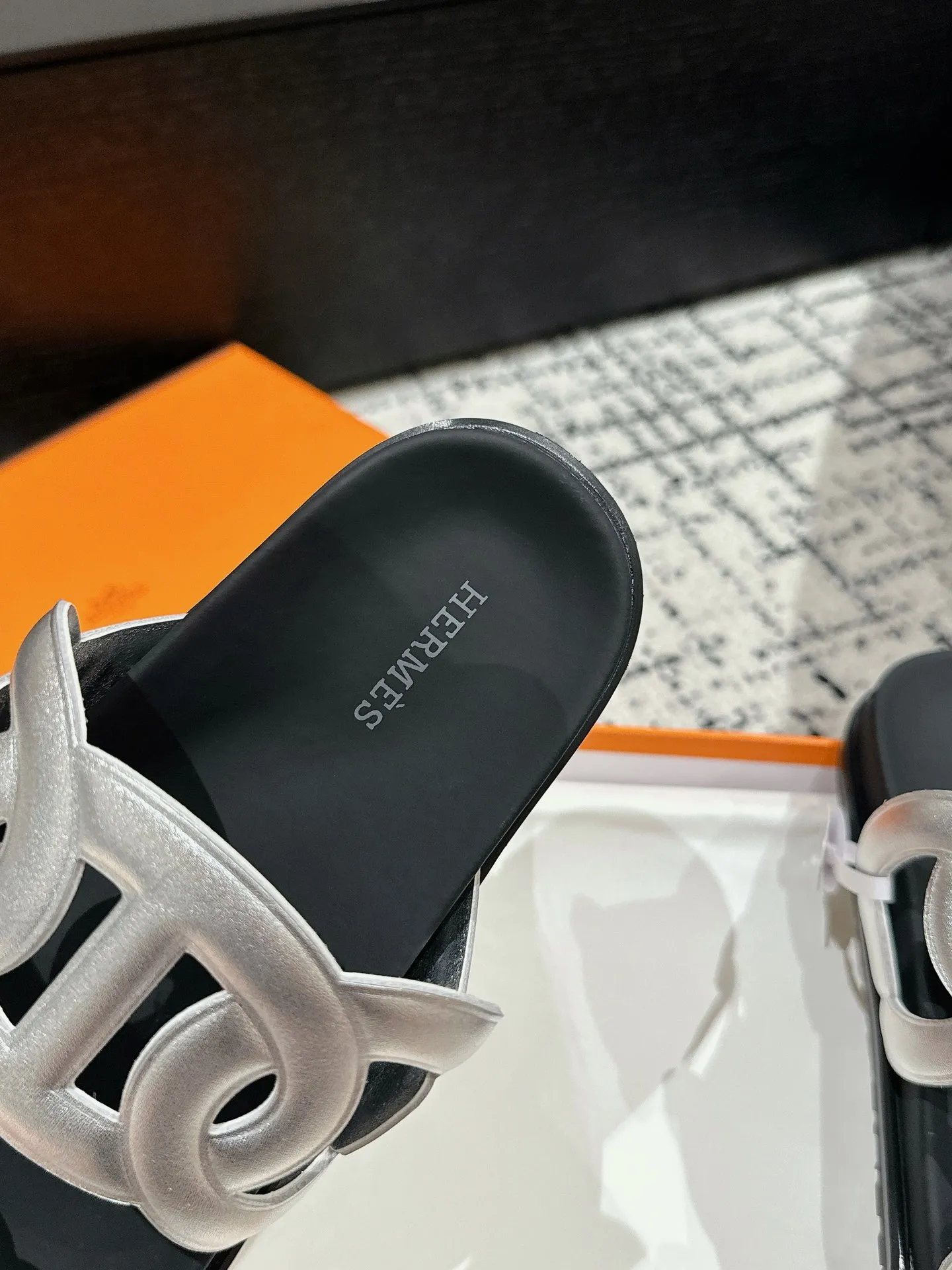 HERMES 愛馬仕 新作豚鼻デザインの二舅ミュール - 画像 (9)