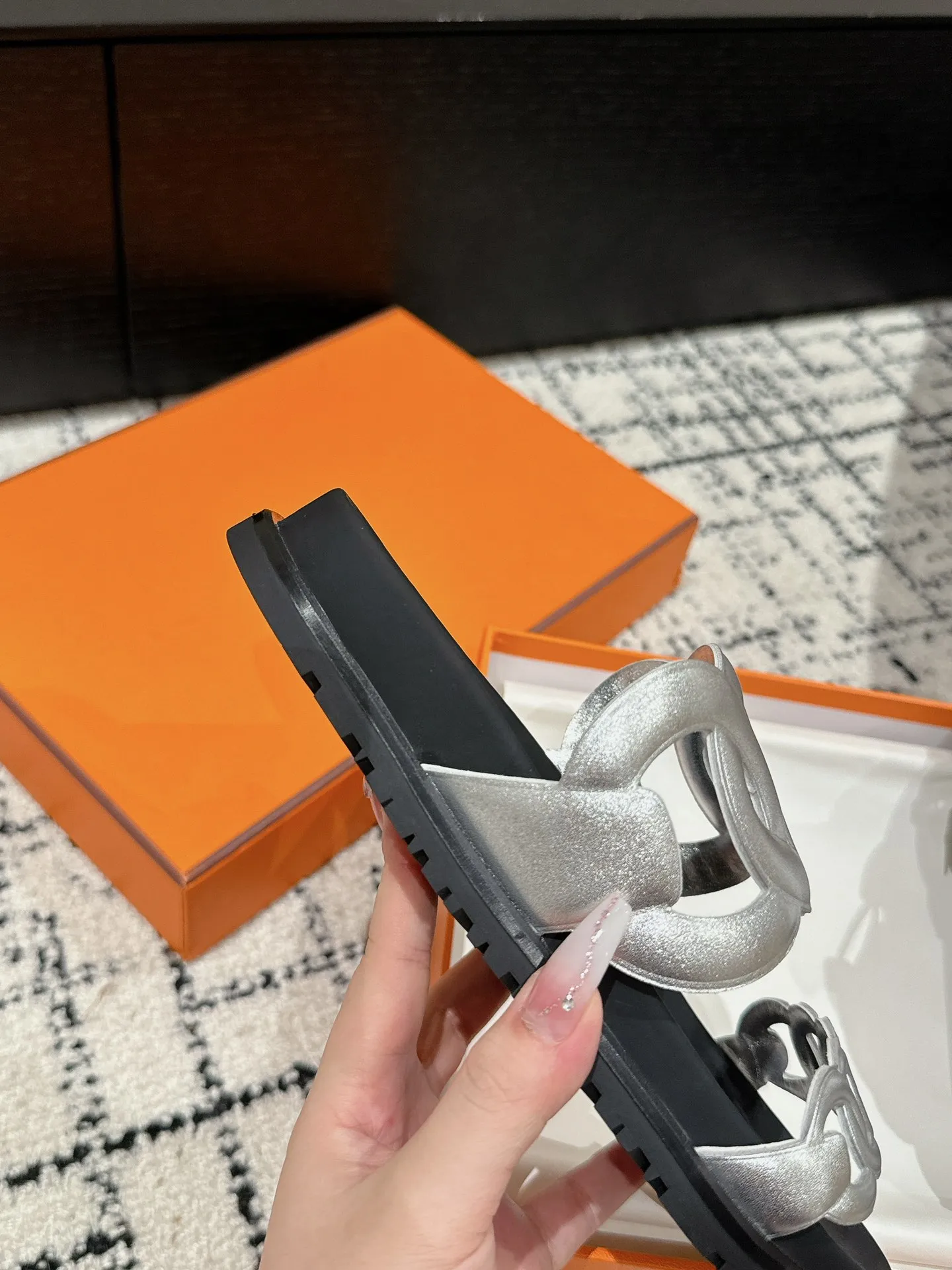 HERMES 愛馬仕 新作豚鼻デザインの二舅ミュール - 画像 (10)