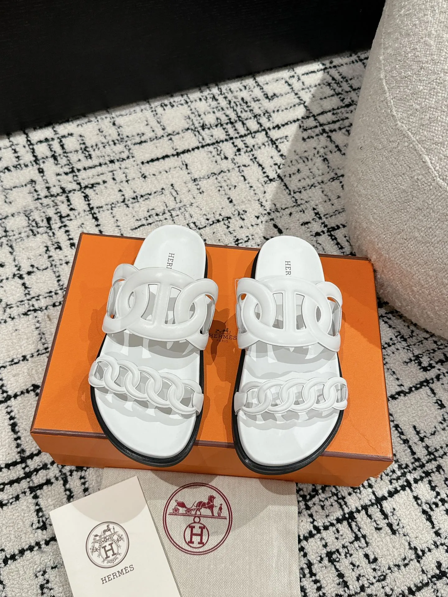 HERMES 新作豚鼻デザインの二舅ミュール ホワイト