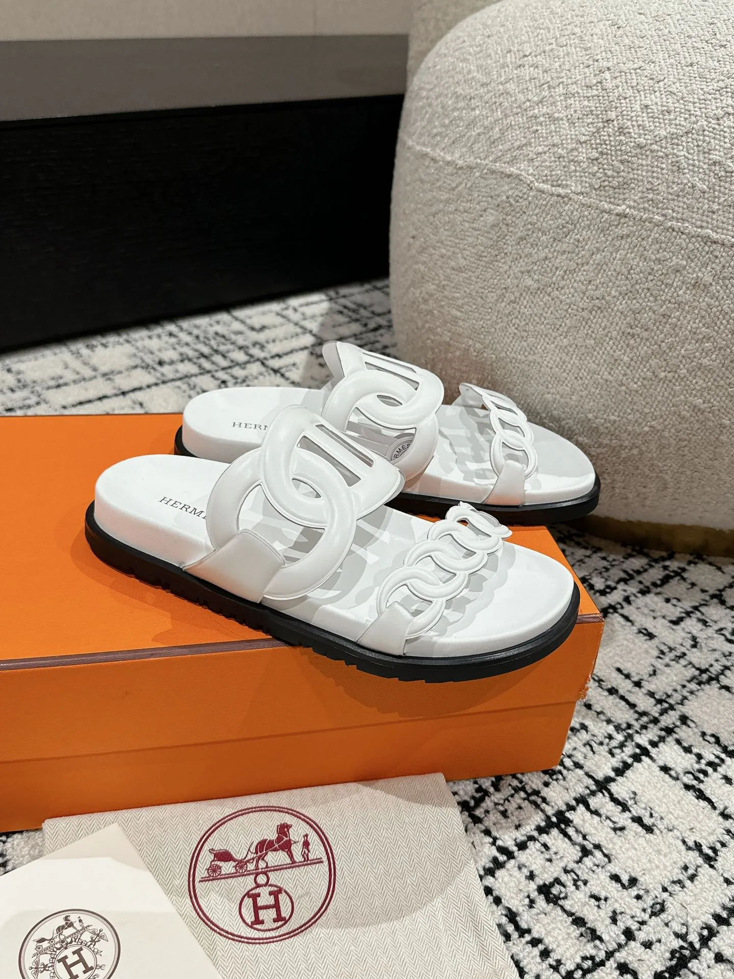 HERMES 新作豚鼻デザインの二舅ミュール ホワイト - 画像 (3)