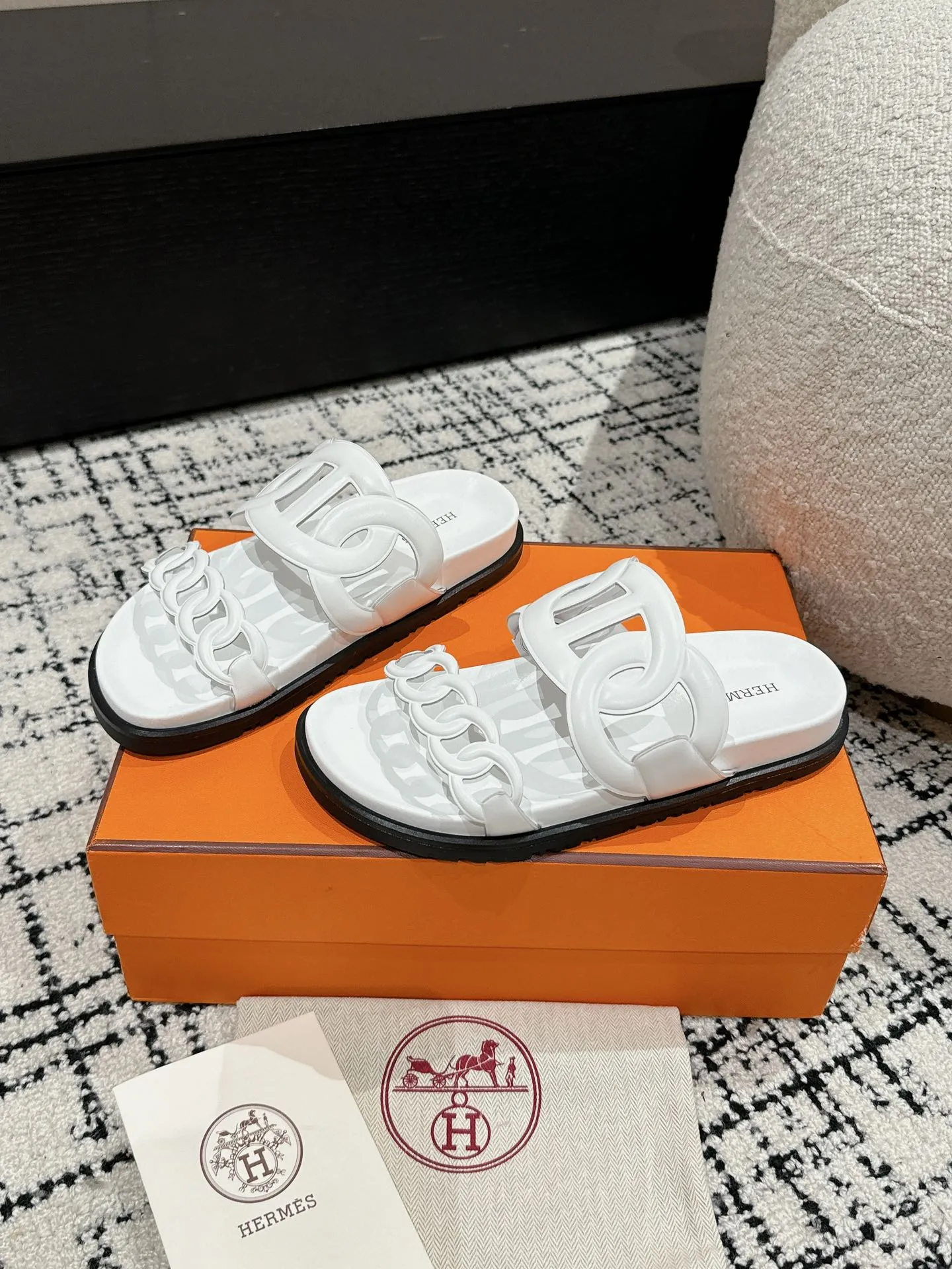 HERMES 新作豚鼻デザインの二舅ミュール ホワイト - 画像 (4)