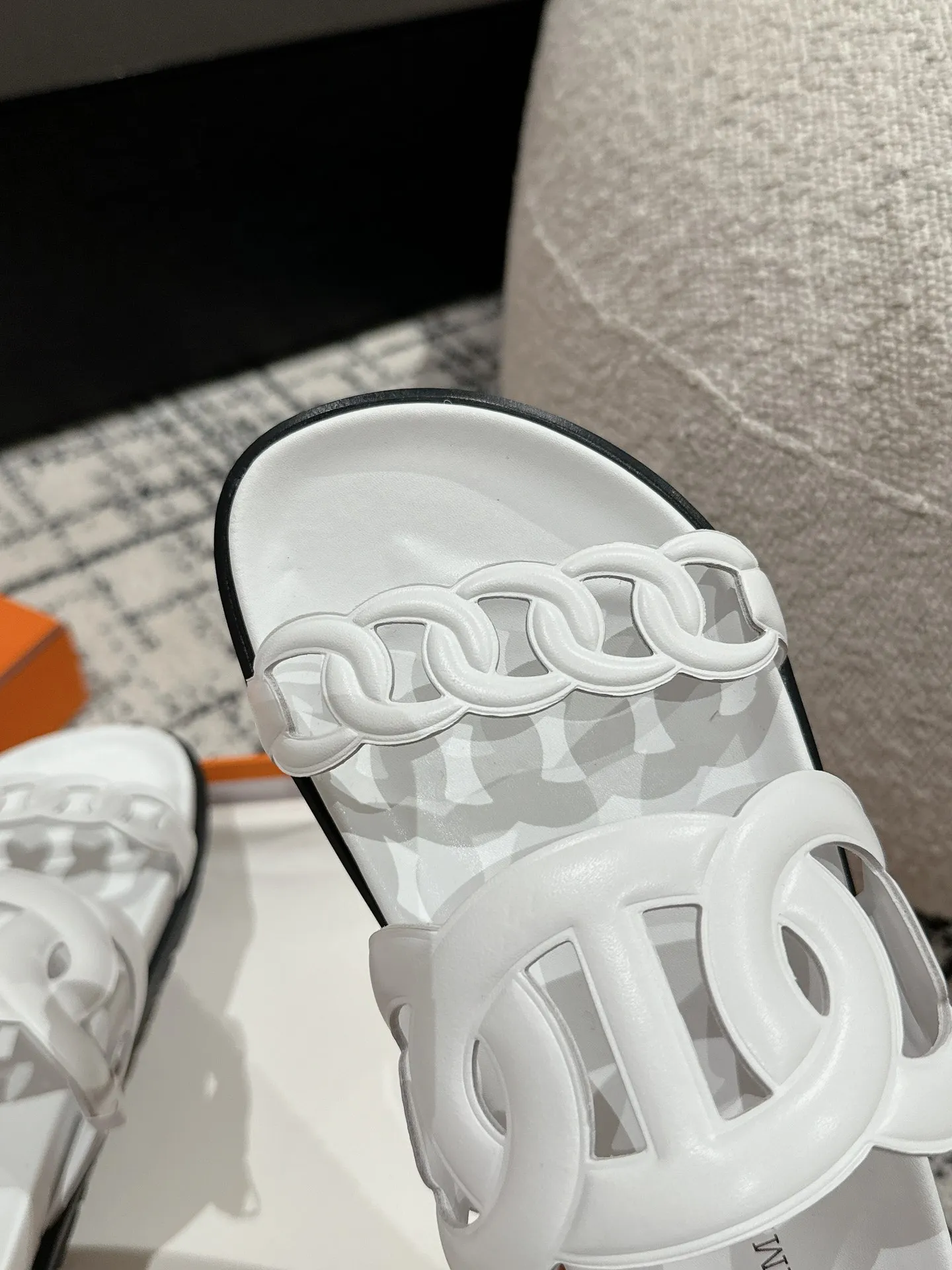 HERMES 新作豚鼻デザインの二舅ミュール ホワイト - 画像 (7)