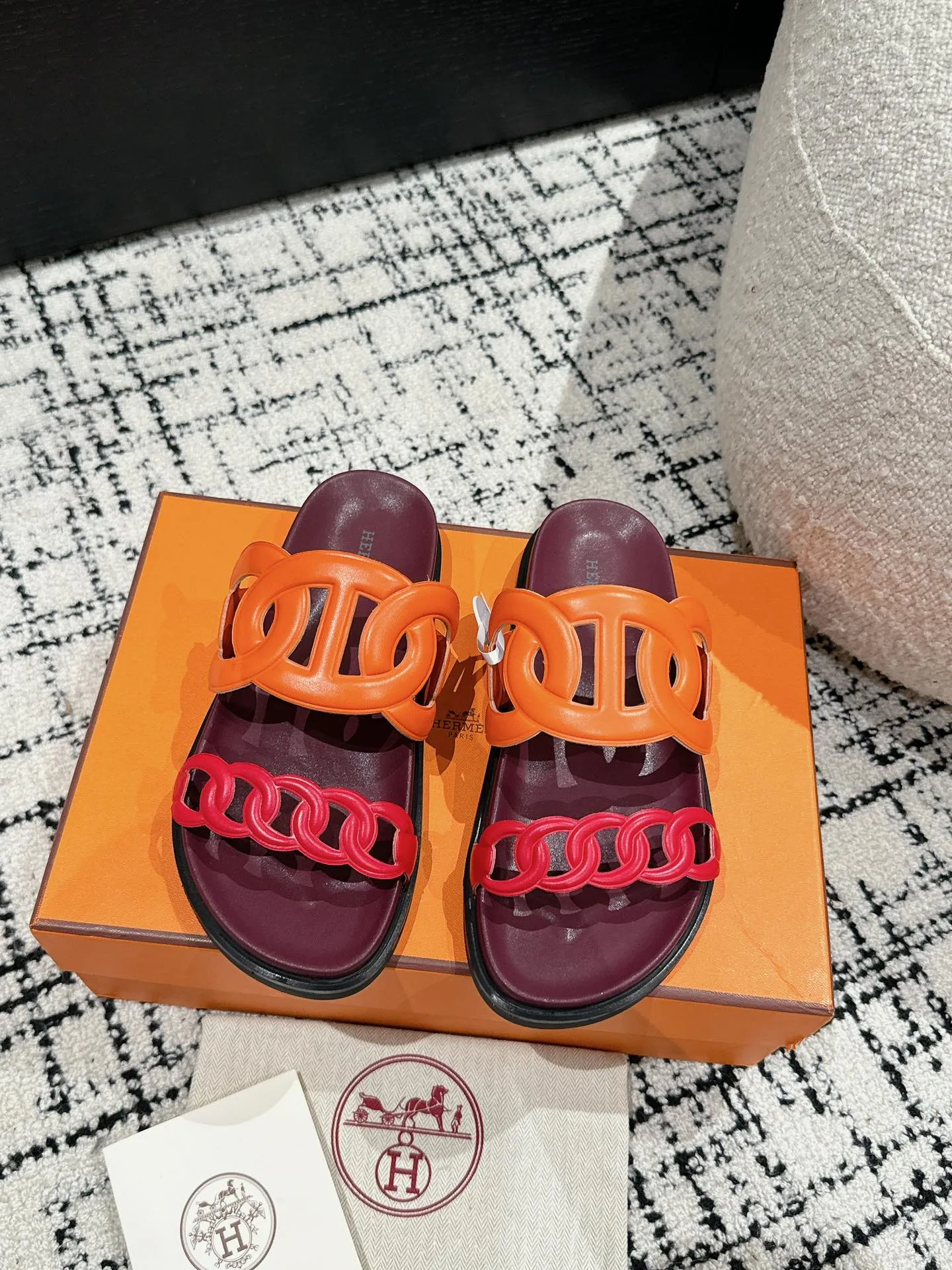 HERMES 新作豚鼻デザインの二舅ミュール オレンジ