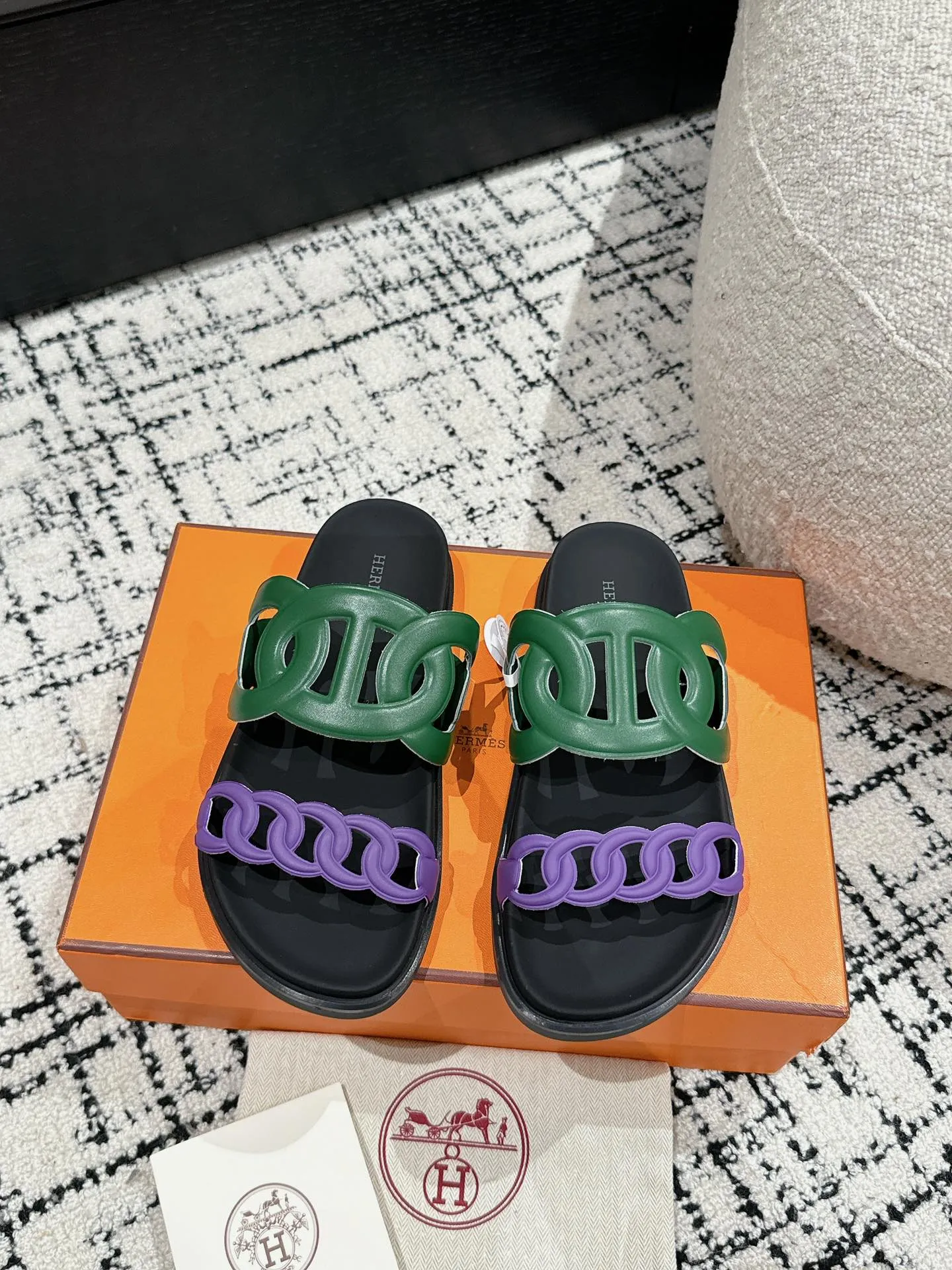 HERMES 新作豚鼻デザインの二舅ミュール 緑紫色