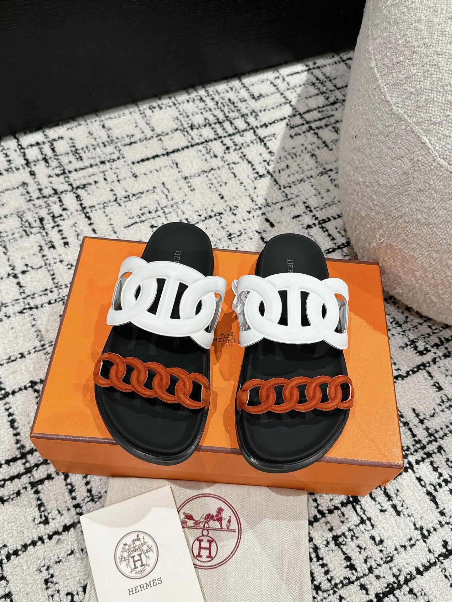 HERMES 新作豚鼻デザインの二舅ミュール ホワイトとオレンジ