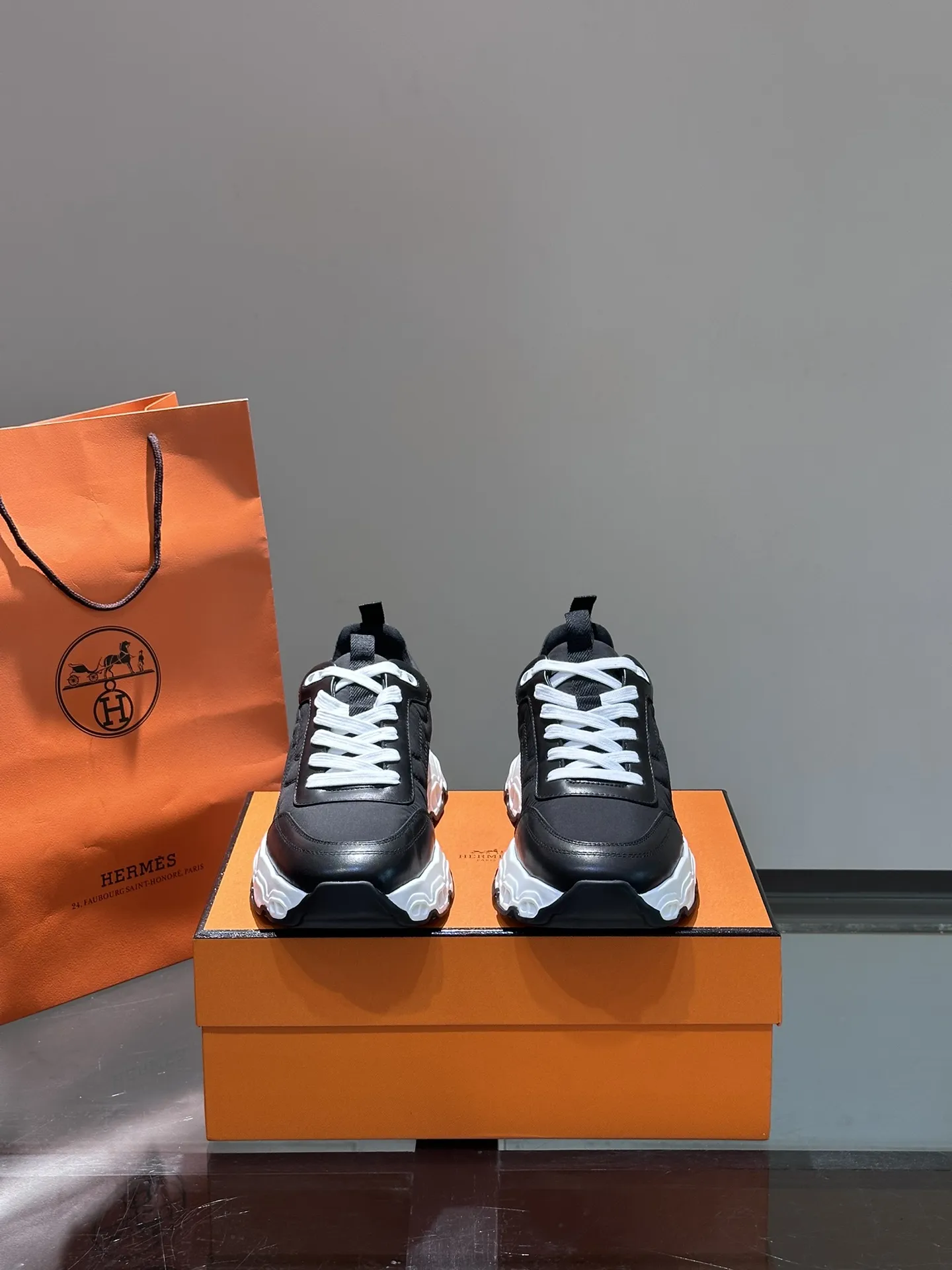 HERMES Hugo 厚底スニーカー ブラック スタイル - 画像 (3)