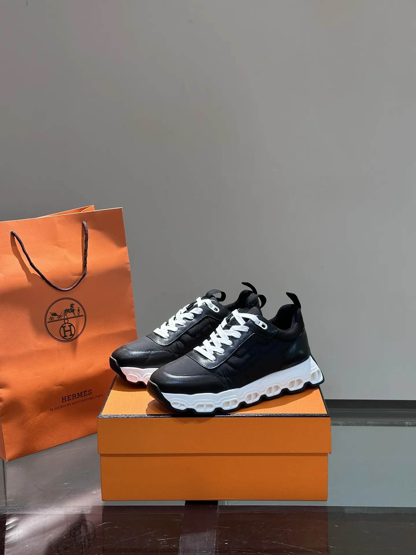 HERMES Hugo 厚底スニーカー ブラック スタイル - 画像 (4)