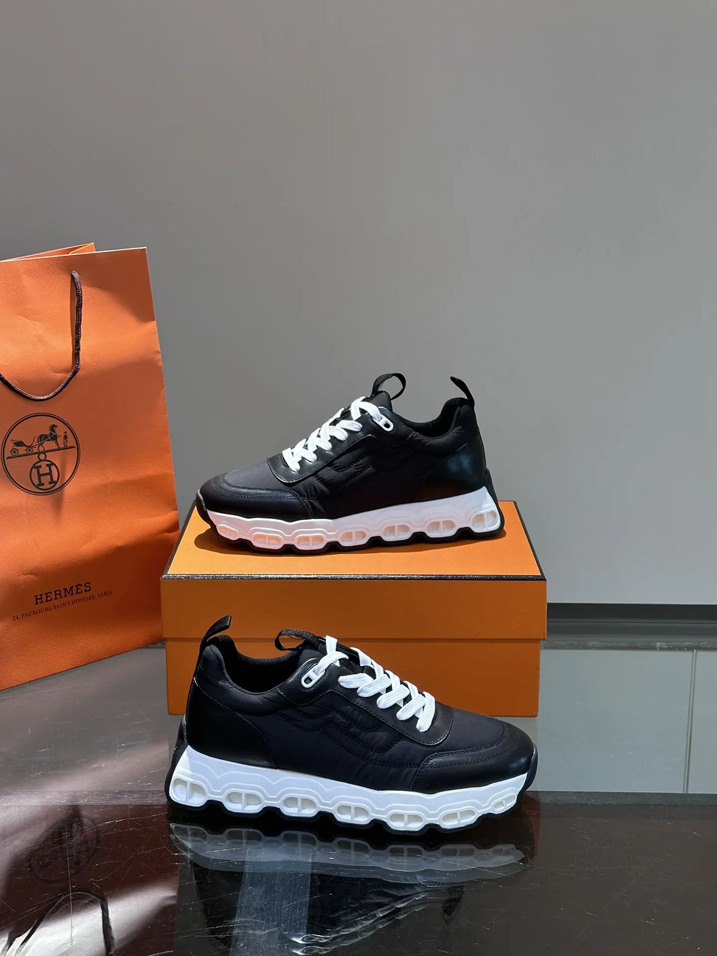 HERMES Hugo 厚底スニーカー ブラック スタイル - 画像 (5)