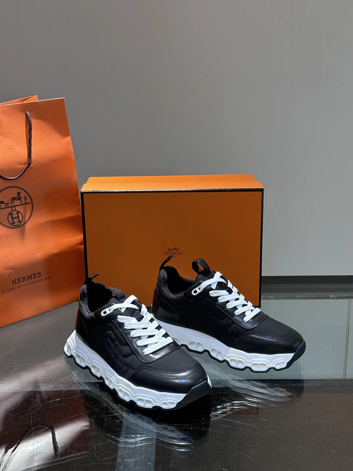 HERMES Hugo 厚底スニーカー ブラック スタイル - 画像 (6)