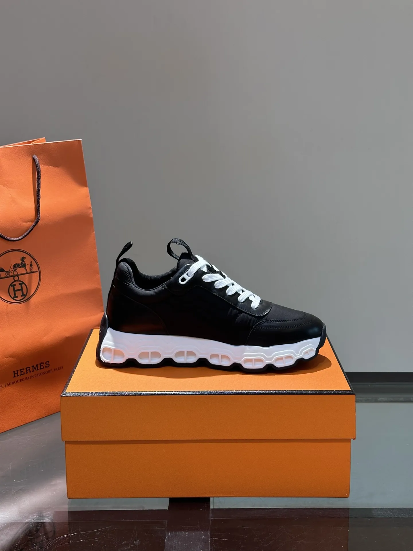 HERMES Hugo 厚底スニーカー ブラック スタイル - 画像 (7)