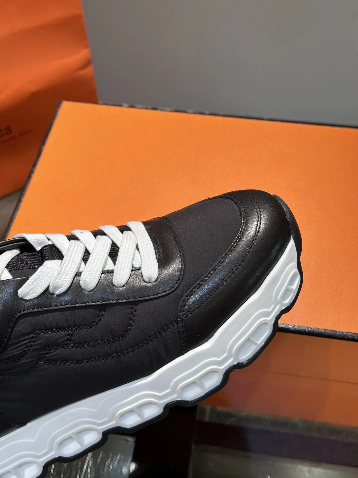 HERMES Hugo 厚底スニーカー ブラック スタイル - 画像 (8)