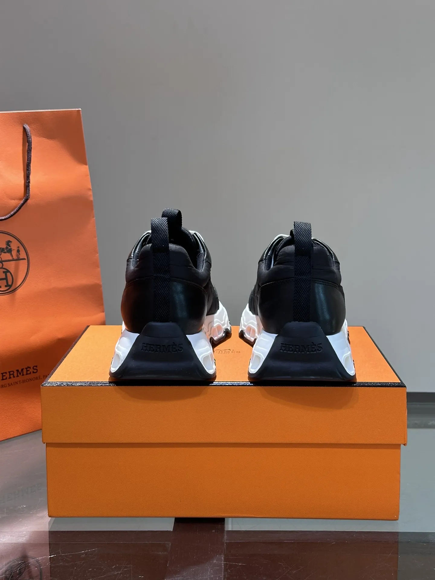 HERMES Hugo 厚底スニーカー ブラック スタイル - 画像 (9)