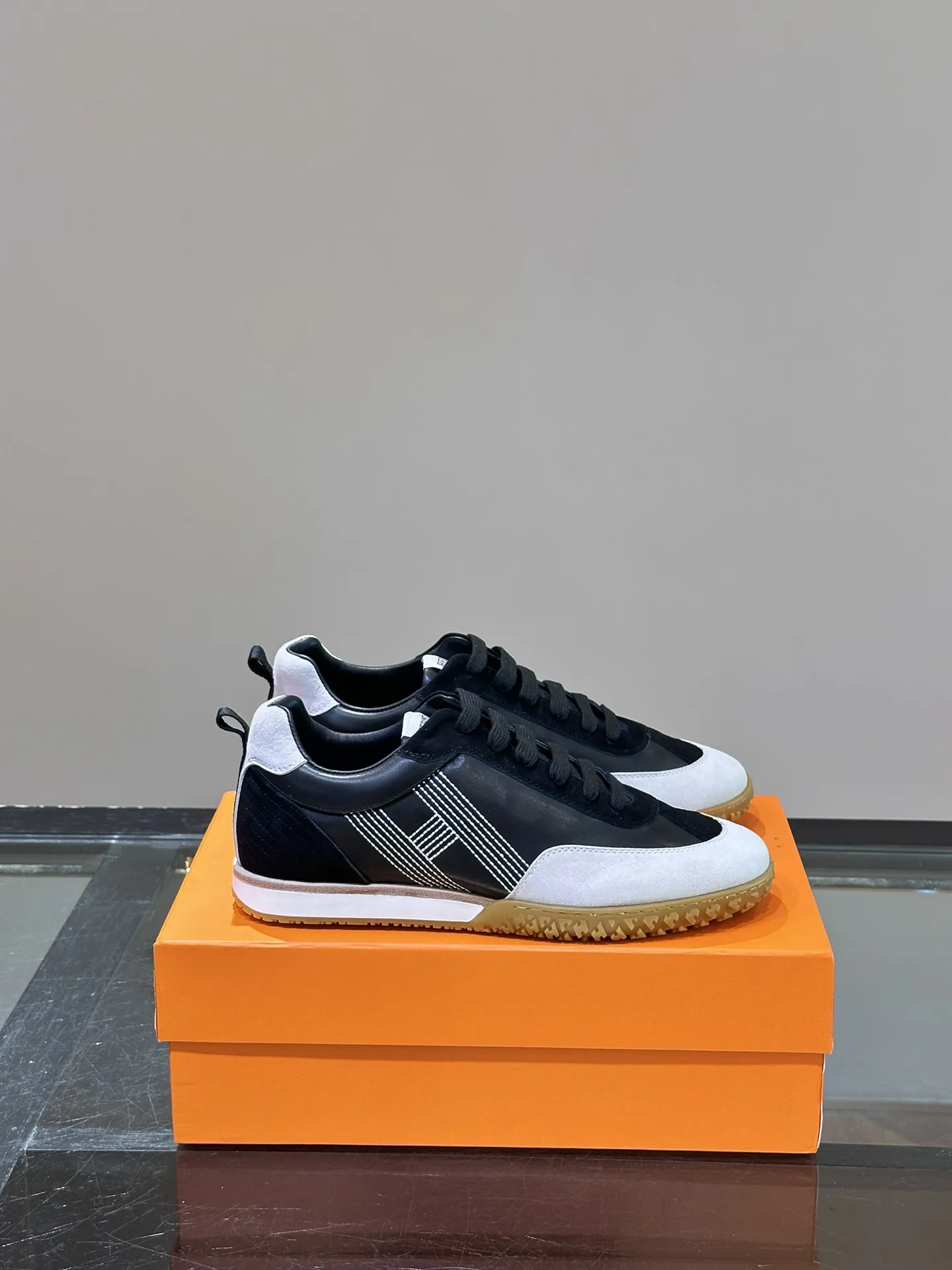 HERMES SS24 ヘロス厚底スニーカー ブラックホワイト