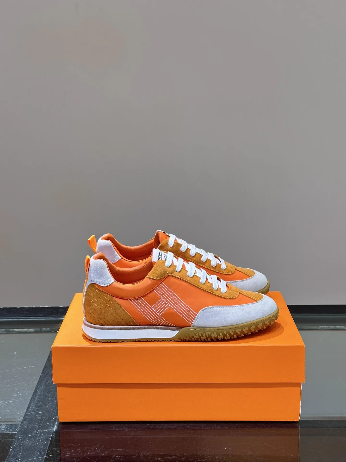HERMES SS24 オレンジ厚底スニーカー 新作