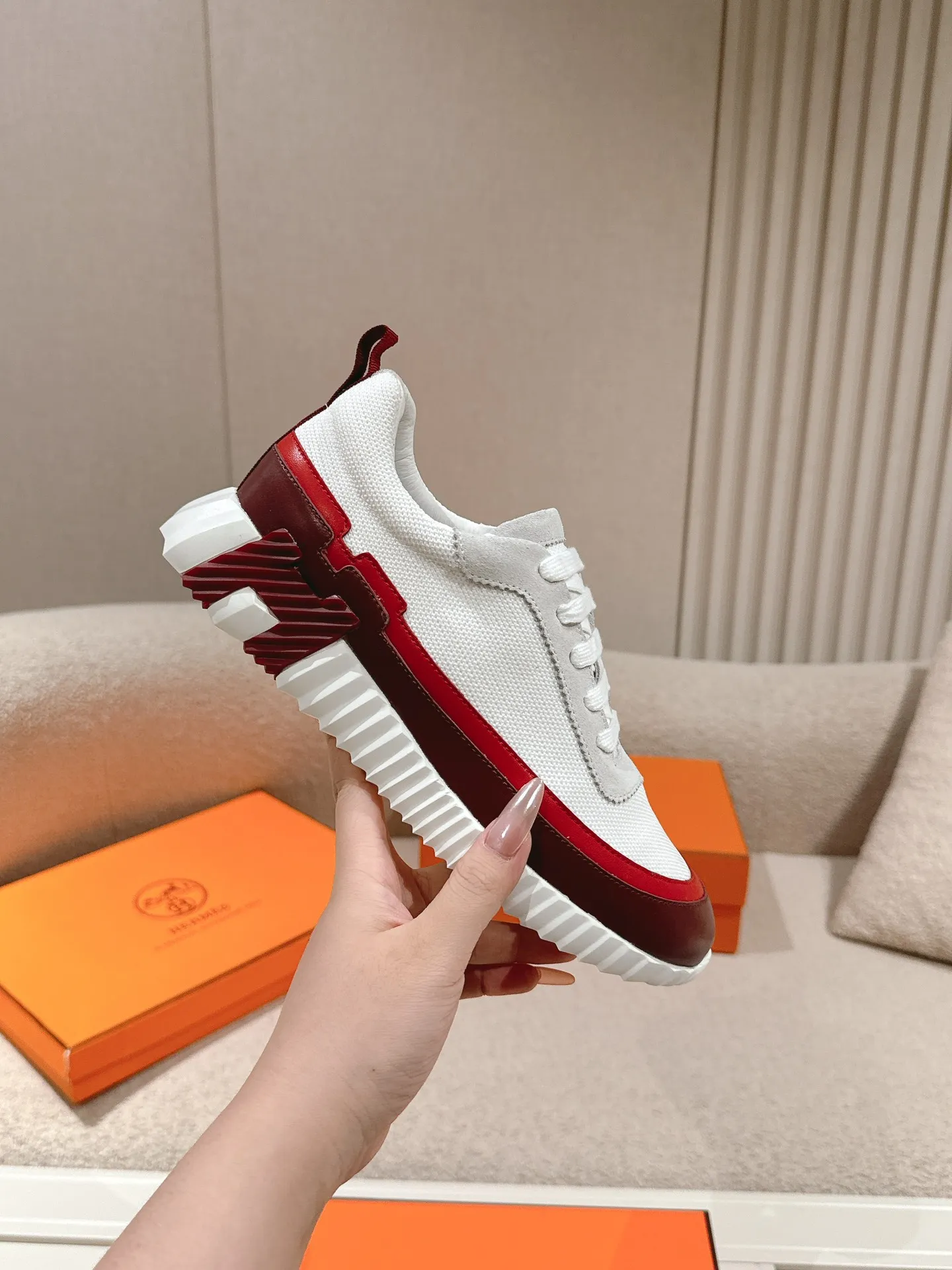 Hermès 厚底スニーカー ホワイトレッド カップルスタイル