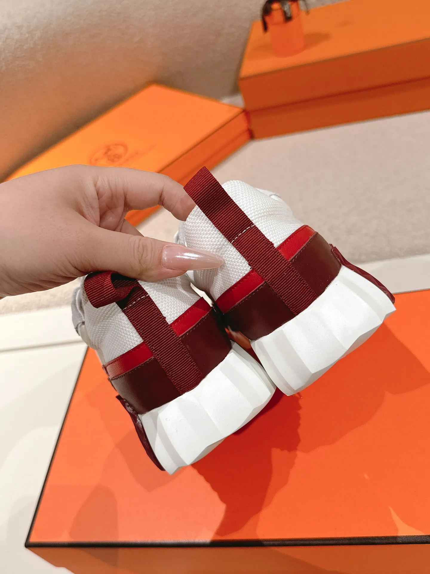 Hermès 厚底スニーカー ホワイトレッド カップルスタイル - 画像 (8)