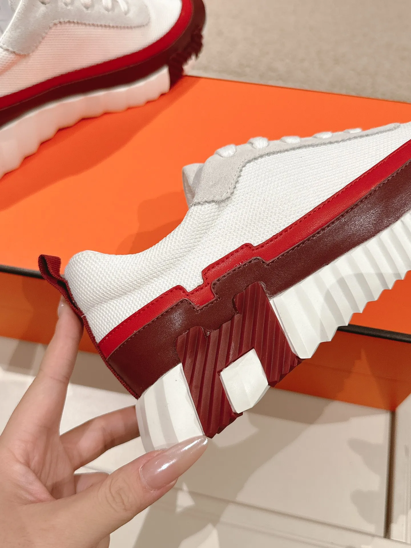 Hermès 厚底スニーカー ホワイトレッド カップルスタイル - 画像 (9)