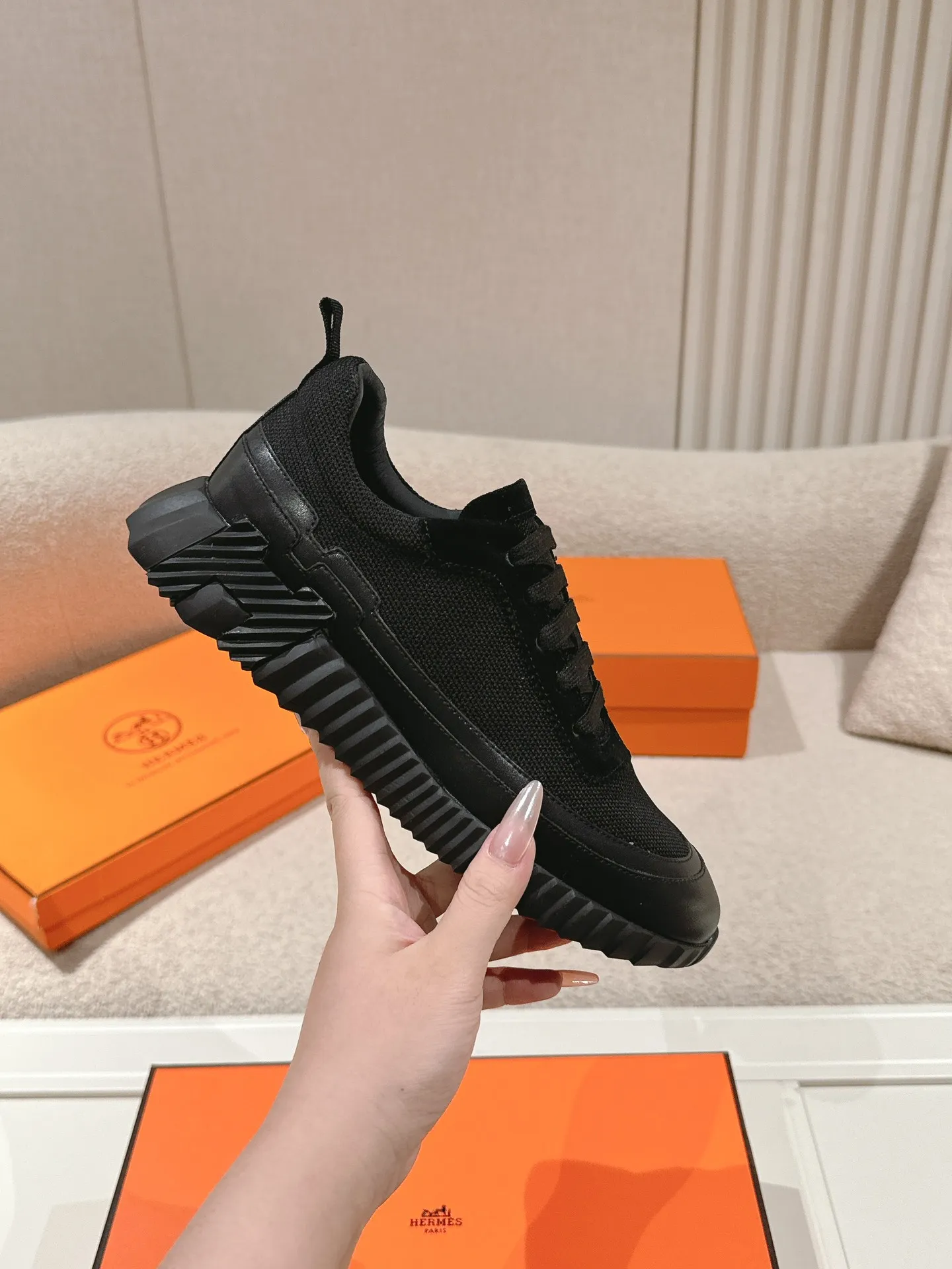 エルメス 厚底スニーカー ブラック カップルスタイル