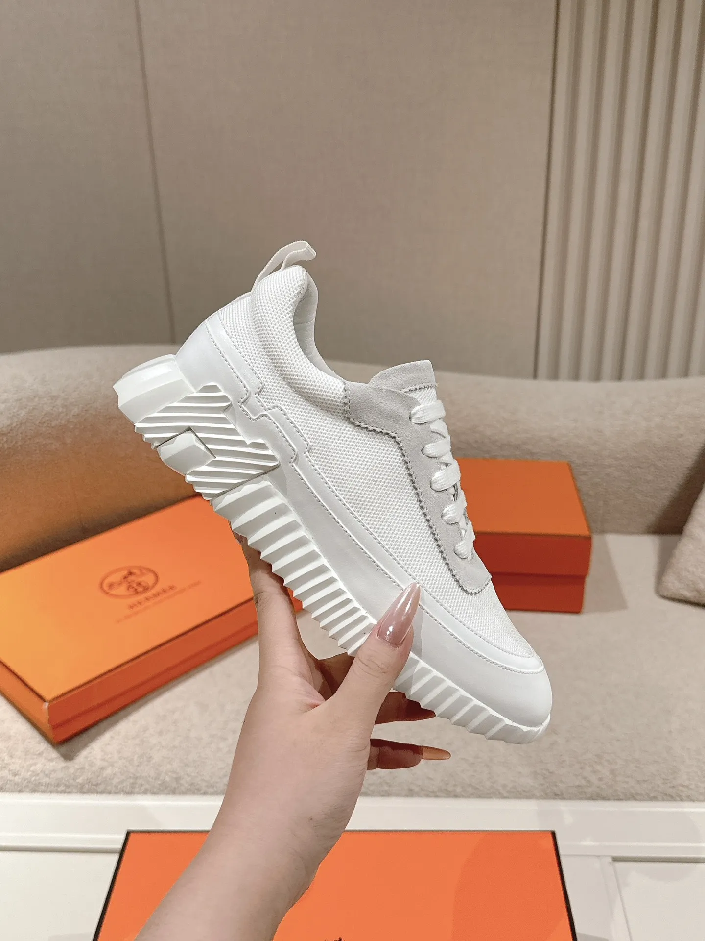 エルメス厚底スニーカー ホワイト カップルスタイル