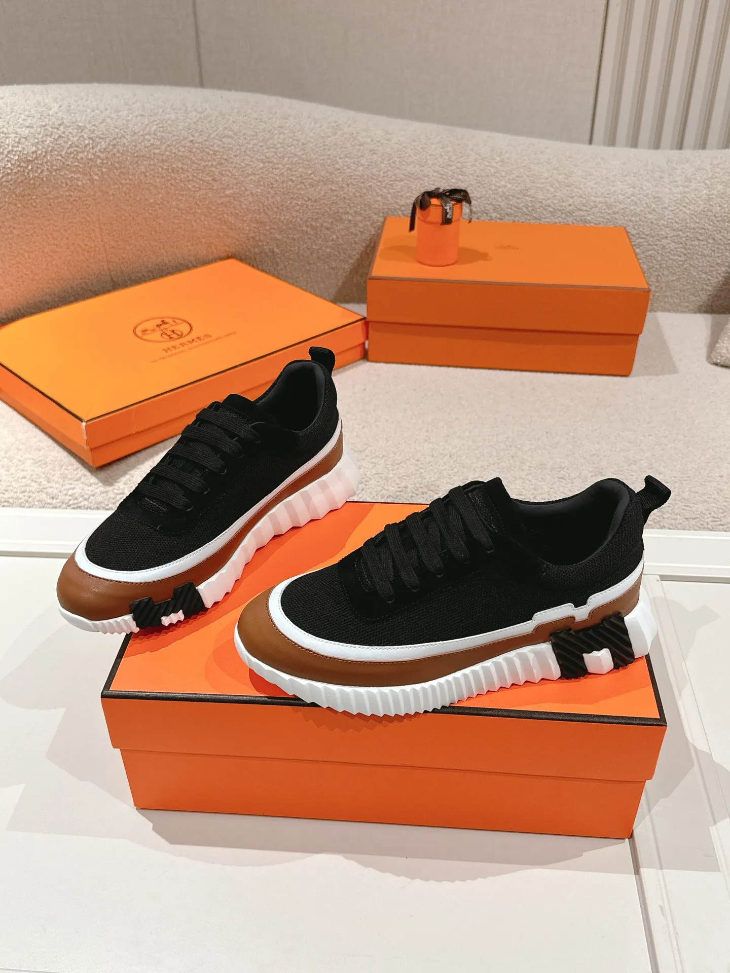 Hermès 厚底スニーカー ブラック カジュアルスタイル - 画像 (4)