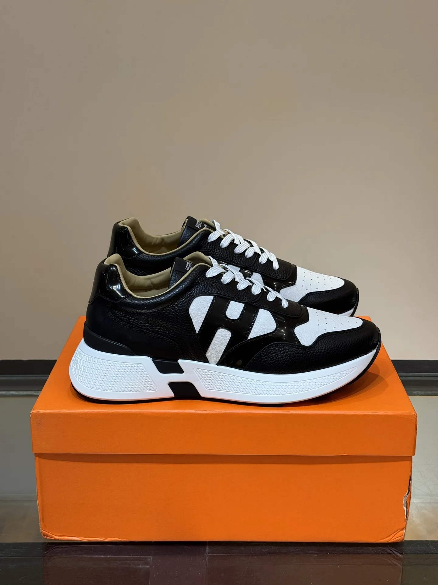 HERMES Hugo 厚底スニーカー ブラックホワイト