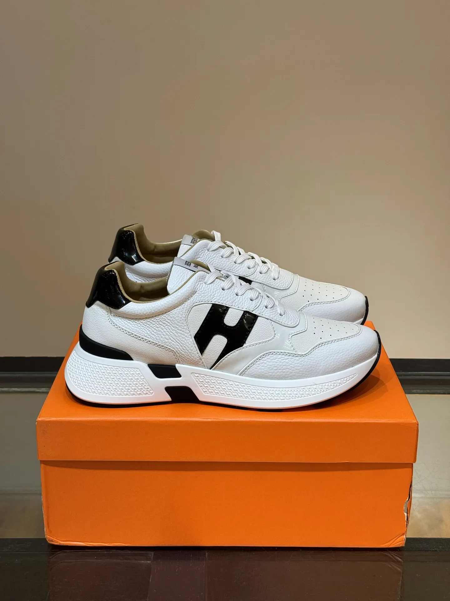 エルメス ホワイト厚底スニーカー Hugo