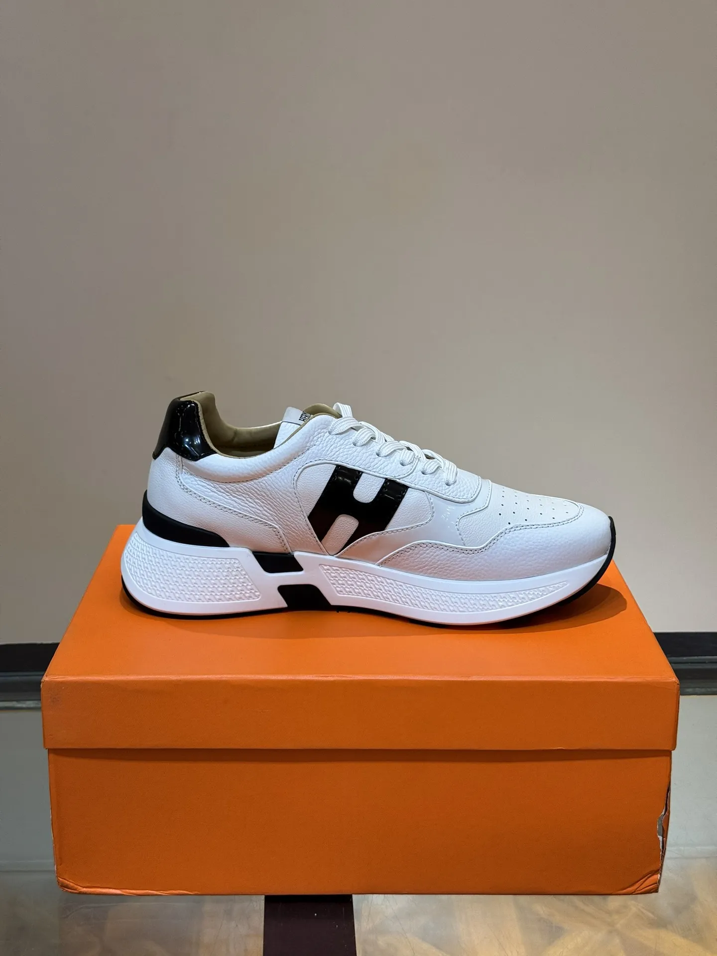 エルメス ホワイト厚底スニーカー Hugo - 画像 (7)