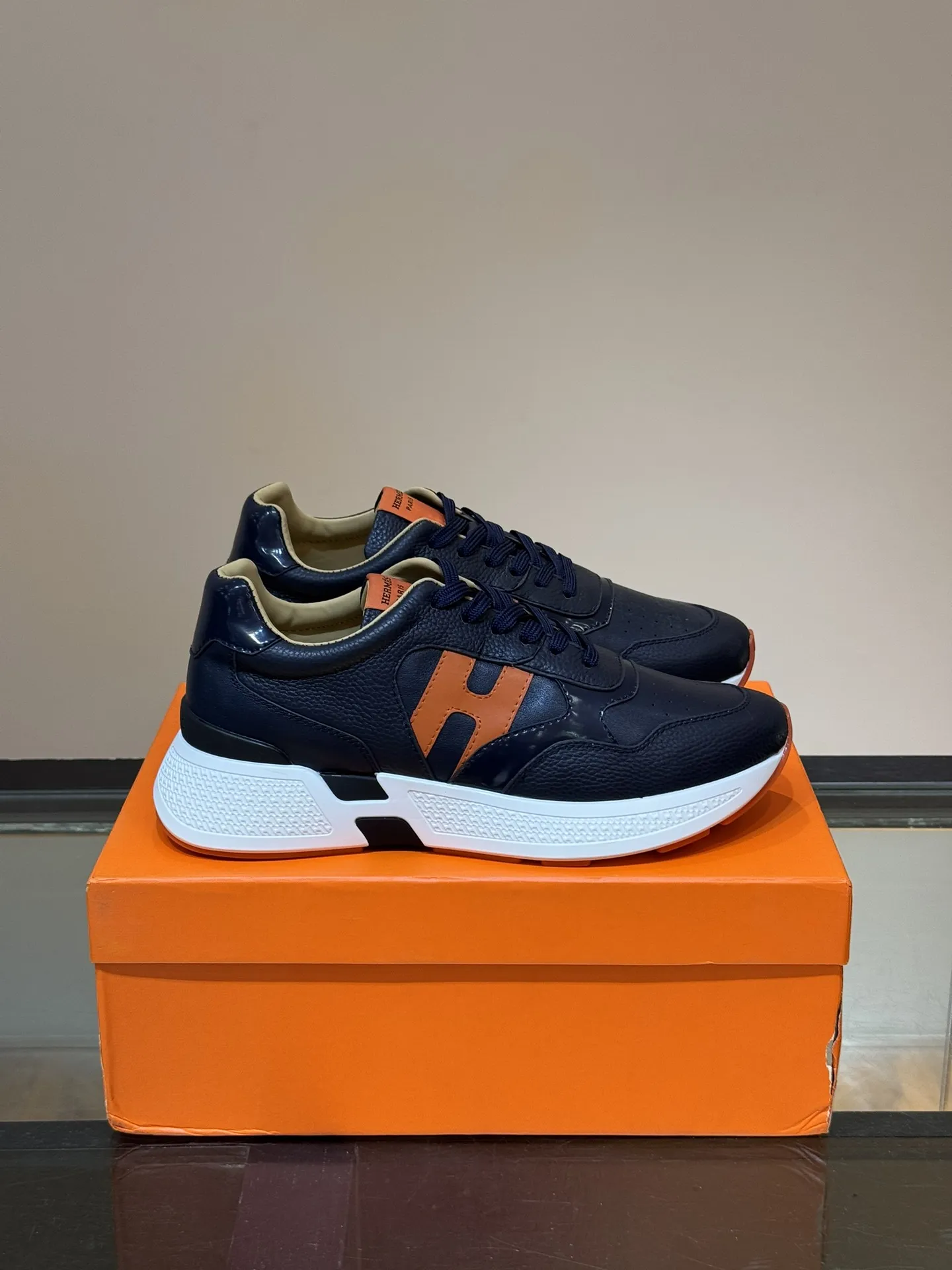 HERMES Hugo厚底スニーカー ブラック オレンジ