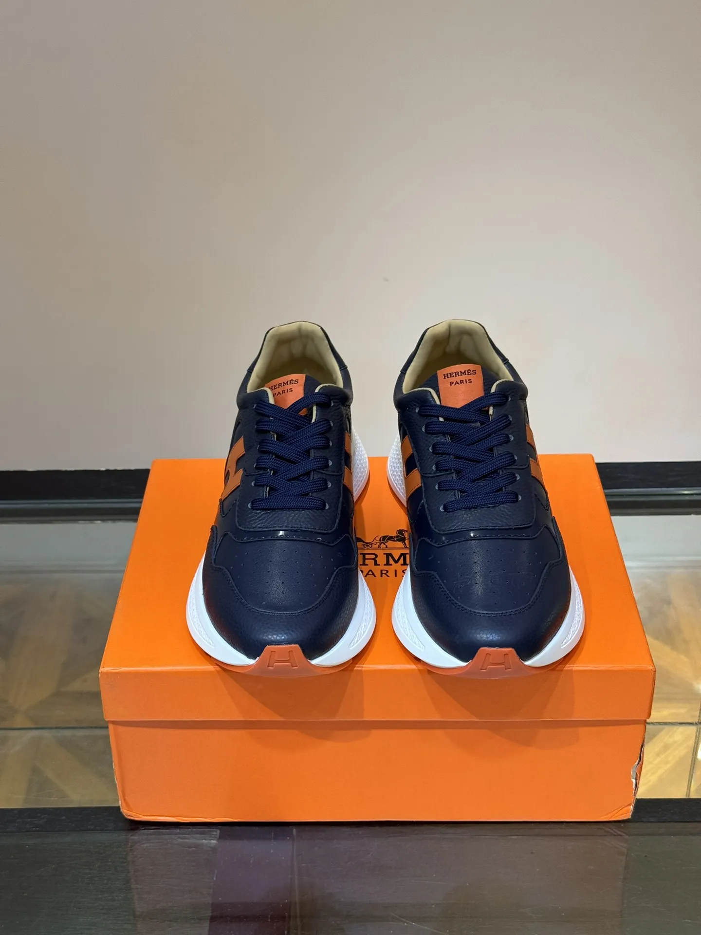 HERMES Hugo厚底スニーカー ブラック オレンジ - 画像 (3)