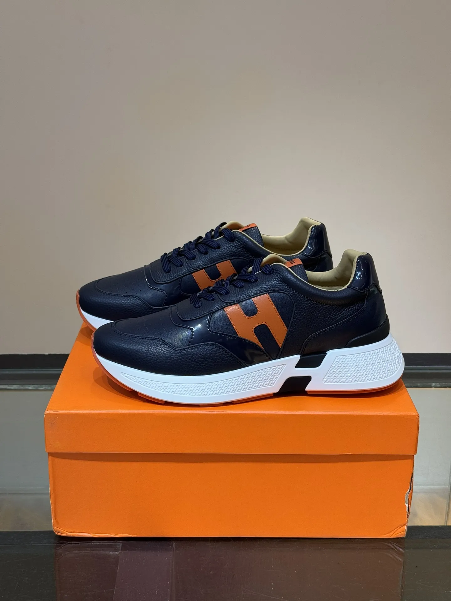 HERMES Hugo厚底スニーカー ブラック オレンジ - 画像 (4)