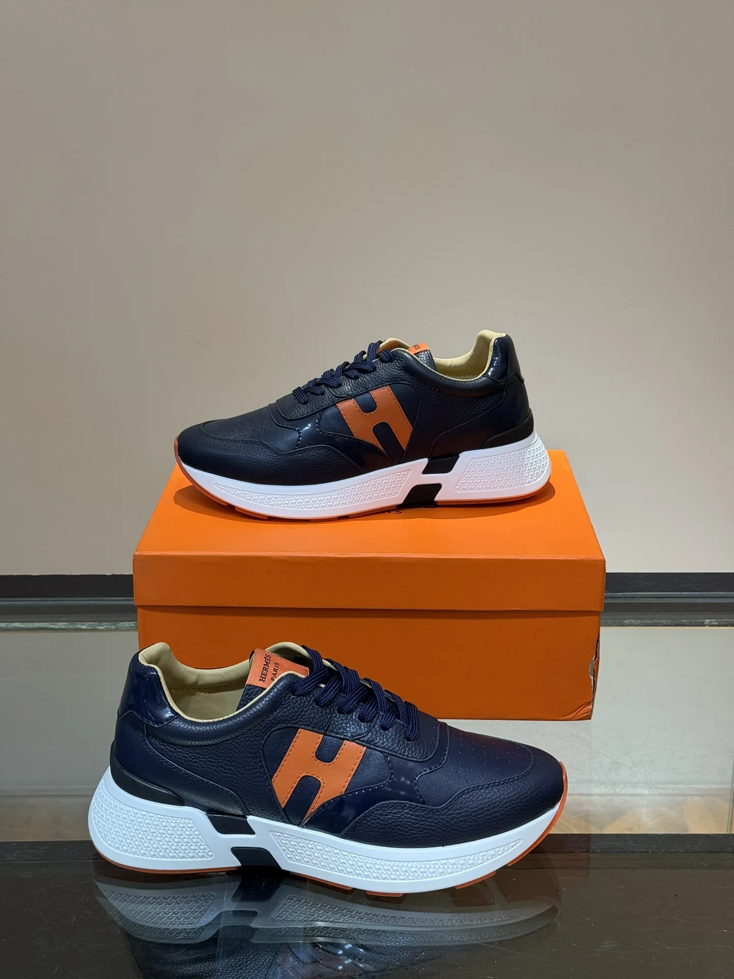 HERMES Hugo厚底スニーカー ブラック オレンジ - 画像 (5)