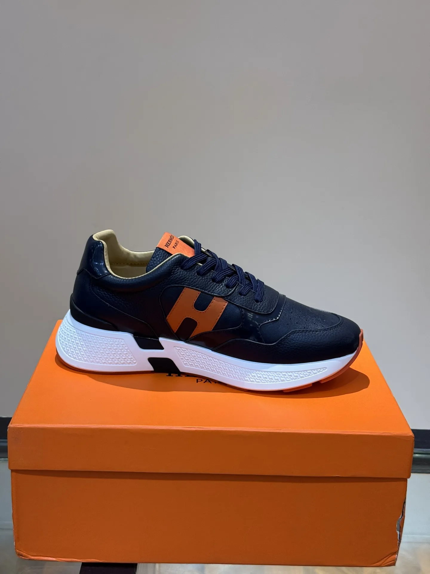 HERMES Hugo厚底スニーカー ブラック オレンジ - 画像 (8)